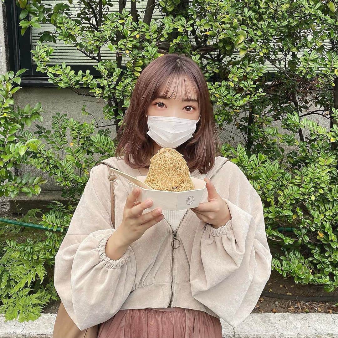 相澤瑠香のインスタグラム：「今年の秋はモンブランたくさん食べるぞ～～～  #栗歩 #モンブラン #原宿カフェ #明治神宮前カフェ #食欲の秋 #autumn #シースルーバング #whoswhochico #私服」