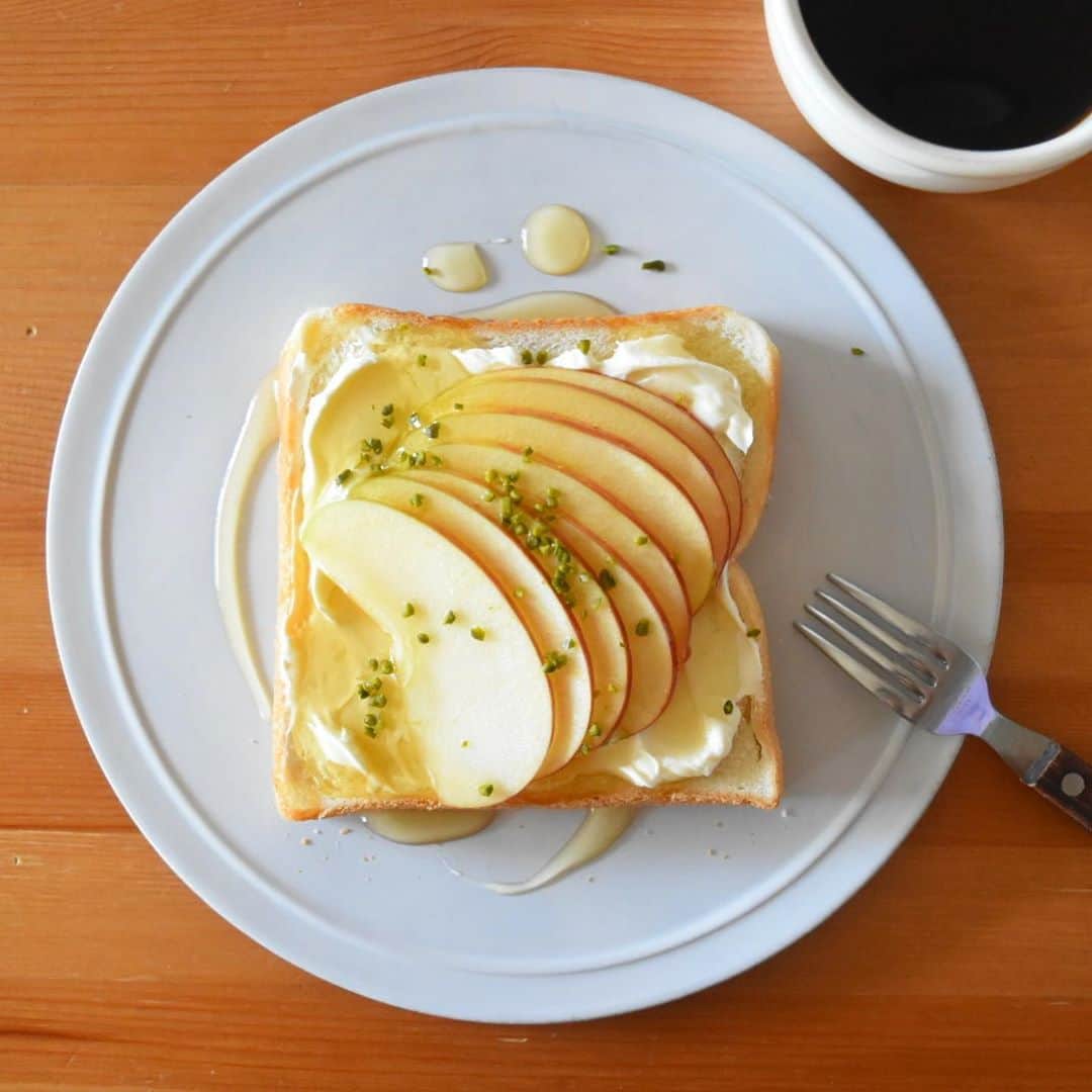 山崎佳のインスタグラム：「Today’s breakfast. サワークリーム、りんご、はちみつ。 はちみつを豪快にかけすぎてしまって、食べたときにりんごとサワークリームがはちみつに負けた感じだった。バランス大事だね。」