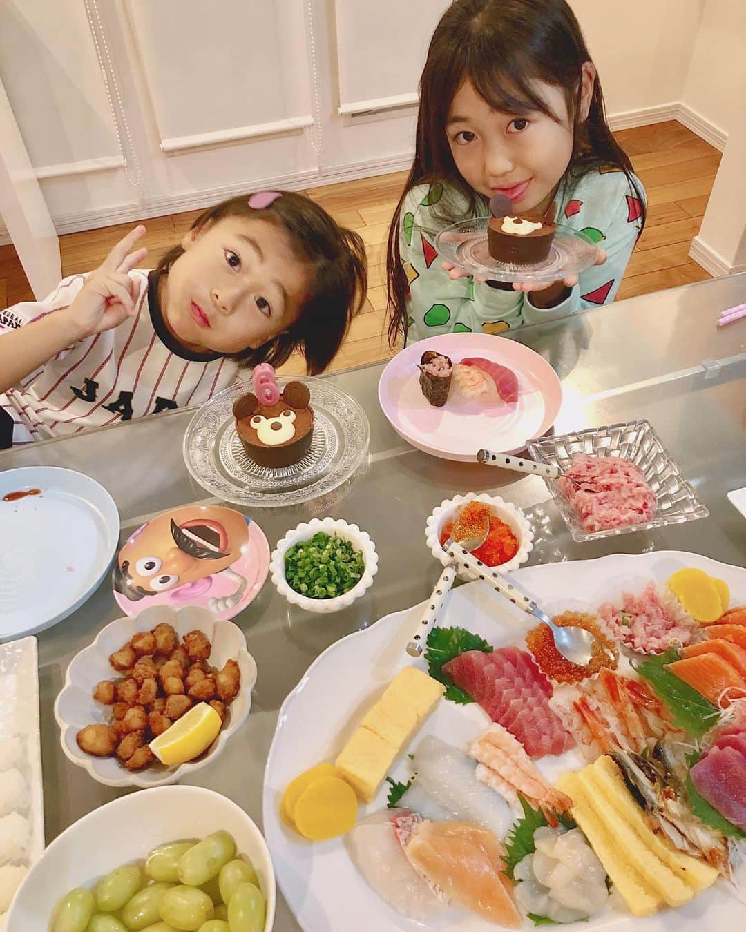 かなのインスタグラム：「．  5歳最後の夜👦🏻✨ ． 明日はパパがお仕事だから 今日はりきとの誕生日前祝い🥳🎂 お寿司屋さんがやりたい🍣ってリクエスト✨ 張り切ってワサビいっぱい入れて作ってくれたよ🥴 ． 週末にまたパーティーするからケーキは控えめに🧁💕 といってもケーキ自体好きじゃなくて写真の分だけ食べたらパパにあげてたよ😂 食べないのにパーティーの時のケーキは仮面ライダーにしてって言うからね🤢 するけど〜😂食べて😂🙏🏻笑 ． ． #お誕生日#前祝い#お寿司屋#お寿司屋さんごっこ#6歳#息子」