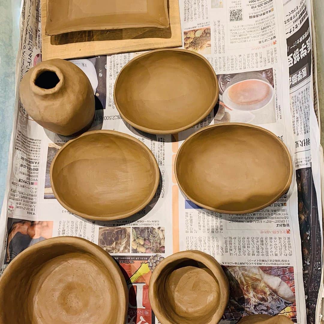 柏の葉 T-SITEさんのインスタグラム写真 - (柏の葉 T-SITEInstagram)「【イベント紹介】﻿ 「おとなの陶芸体験」﻿ ﻿ 約1キロの粘土を使って、手びねりや型を使って、陶器を作ります。ひたすら物作りに没頭する自分の時間✨こどもの頃の粘土遊びを思い出します。大きなお皿や小鉢、湯呑みなど自分の好きなものを作れるのもこちらの講座の魅力。﻿ 作技法など相談しながらご指導いたします。仕上げのお色味は当日お選びください。焼き上がったものは配送又は次回開催日に受取も可能。オリジナルの陶器を増やしていきませんか♪﻿ ﻿ <開催日> 10/14 (水)、11/10(火)﻿ <時間> 11:00-13:00 / 14:00-16:00﻿ ※終わり次第解散﻿ <参加費> 3,500円(税込) 送料別﻿ ﻿ ⬇️イベント詳細・ご予約・感染対策に関してはこちら﻿ 当アカウント @kashiwanohatsite のプロフィール欄、柏の葉T-SITE公式HPのリンク、イベントページより﻿ ﻿ #柏の葉蔦屋書店 #蔦屋書店 #柏の葉tsite #tsite ﻿ #陶芸 #笠原良子 #ものづくり #自分のための時間 #くらし #陶器 #愛着」10月7日 20時59分 - kashiwanohatsite