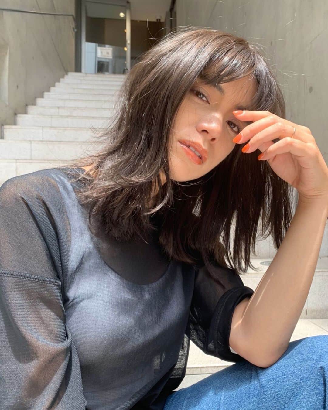 diptyMOILA diptyMOILA のインスタグラム：「やわらかく肩で揺れる毛先のレイヤーロブ﻿ ﻿ 透明感アッシュベージュとやわらかい質感が﻿大人でナチュラルな雰囲気👩✨﻿  holistic color＋cut＋treatment/¥18700〜﻿ ダメージ最小限でやわらかい透明感カラーが叶います♡﻿  気分の上がるスタイルチェンジ﻿ お任せください🤍﻿  @hamaoka_diptymoila ﻿」