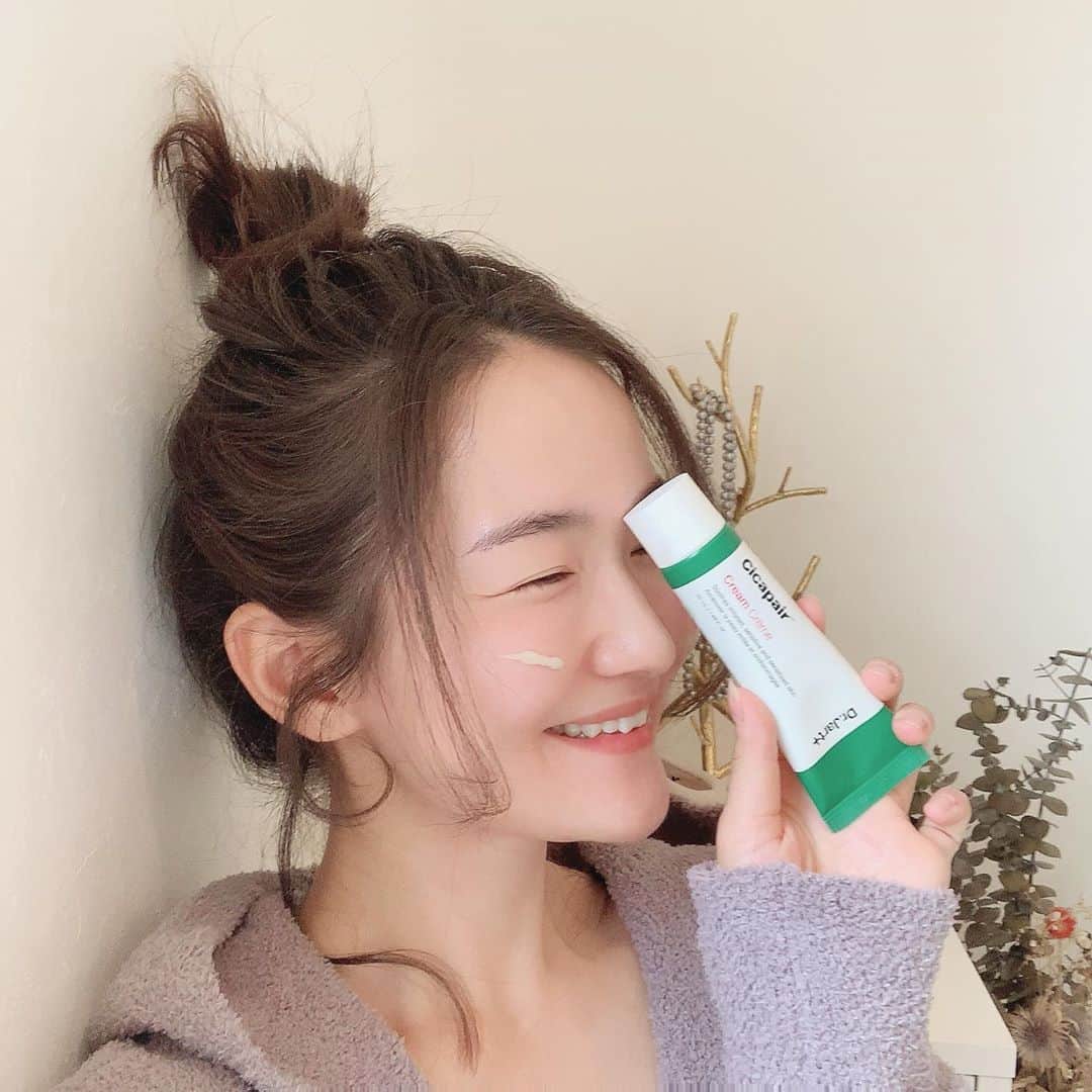 リナのインスタグラム：「大人気の"Dr.Jart +" 🐅  きれいなお姉さん達がこぞって使っていて、 とっても気になっていたブランド★  ドクタージャルトの 日本公式直営店のローンチにより リミテッド商品セットが発売されているので、使ってみました♪  大人気アイテムの #シカペアクリーム は、 ✔︎肌荒れ ✔︎敏感肌 ✔︎季節変わり目のゆらぎ肌 ✔︎赤み改善　などに効果を発揮してくれるみたい👍  ダメージを受けた肌に有効な 高濃縮ツボクサエキスを 従来より8000倍以上高められているんだって👀  マスク荒れはもちろんのこと 月一くらいでレーザーや ダーマペンなどの肌治療を受けているので、 ほてった肌や刺激を受けた後の肌にもいいみたい✌️  これからの時期、 一本持っておけば何かと重宝すること間違いなし🙆‍♀️  キュートなボックス入りのセットもあるので、 プレゼントしちゃおうかなぁ🎁 ...................................................... #ドクタージャルト　 #drjart #cicapair #シカペア #cicapaircream  #シカペアクリーム #リペアクリーム #selfcarewithcicapair #PR」