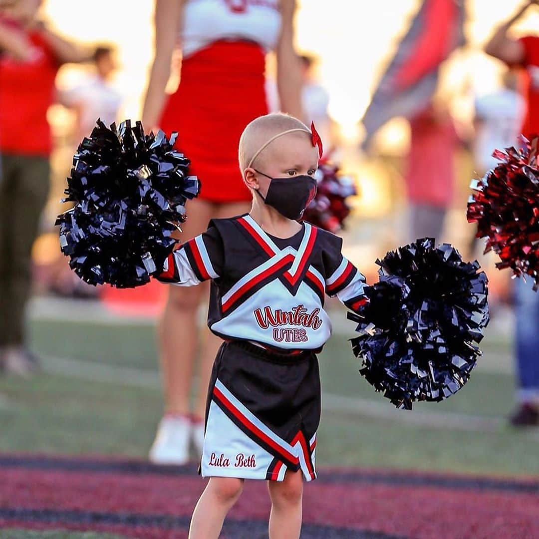 E! Onlineさんのインスタグラム写真 - (E! OnlineInstagram)「After a months-long battle with Stage 2 Wilms, 4-year-old Lula Beth is cancer free. ❤️ She has dreams of becoming a nurse, dancer, hairstylist and cheerleader, and recently received the best surprise from her community. ➡️ #EmpowHER (📷: @kris_bowden/@kbowdenphoto)」10月7日 21時03分 - enews