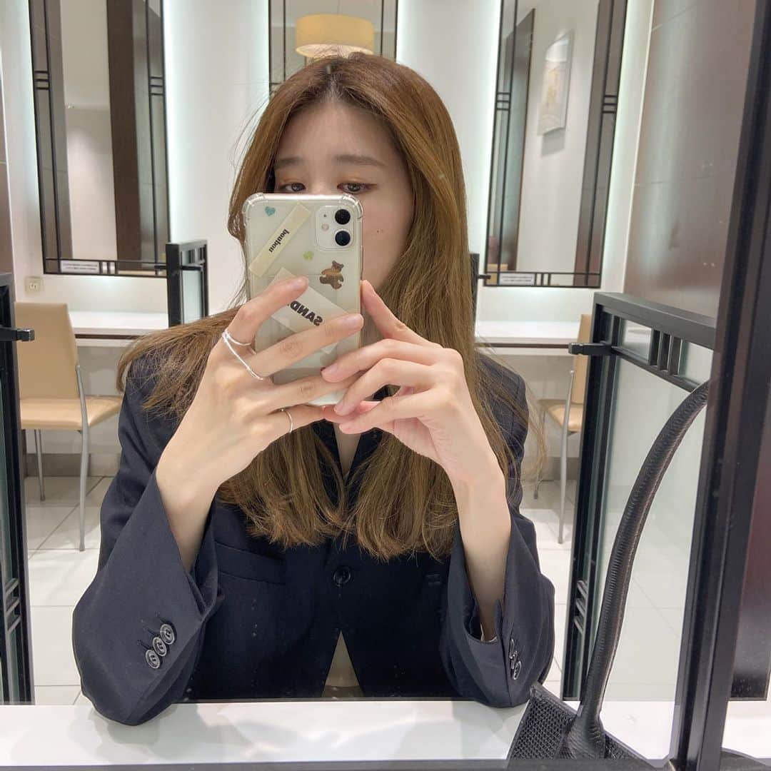i am aiのインスタグラム：「ねいび🖤🧕🏻 ㅤㅤㅤㅤㅤㅤㅤㅤㅤㅤㅤㅤㅤ 最近ダークな色も好んできるようになったなー 相変わらずベージュブラウンも好きだけど。 ㅤㅤㅤㅤㅤㅤㅤㅤㅤㅤㅤㅤㅤ pnのブラックすごく可愛いのです🖤 (お気に入りのニットとスカートのコーデめちゃすき◎) (あ最近ひょんじん推しです👦🏻←) 今週末に発売できるよう急ピッチで進行！ 撮影データもストーリーにチラ見せしようっと🤫 #見てねの振り♡ #この時髪明るいな」