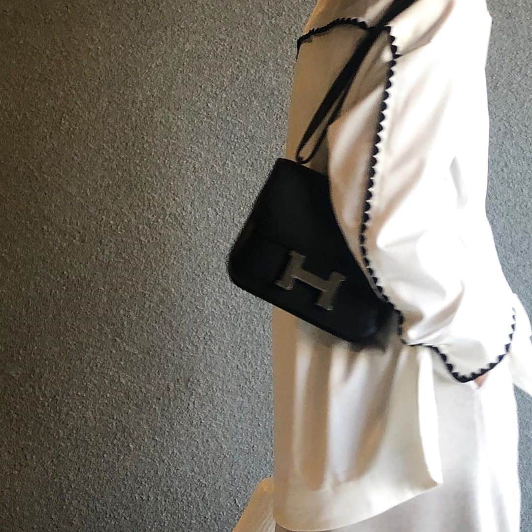 のインスタグラム：「・ はまぐり刺繍ブラウス⚪️⚫️ フロントスリットレギパン あす数量限定予約発売あります 詳しくは @_y_o_r_i_  ・ ・ ・ #yori_japan」