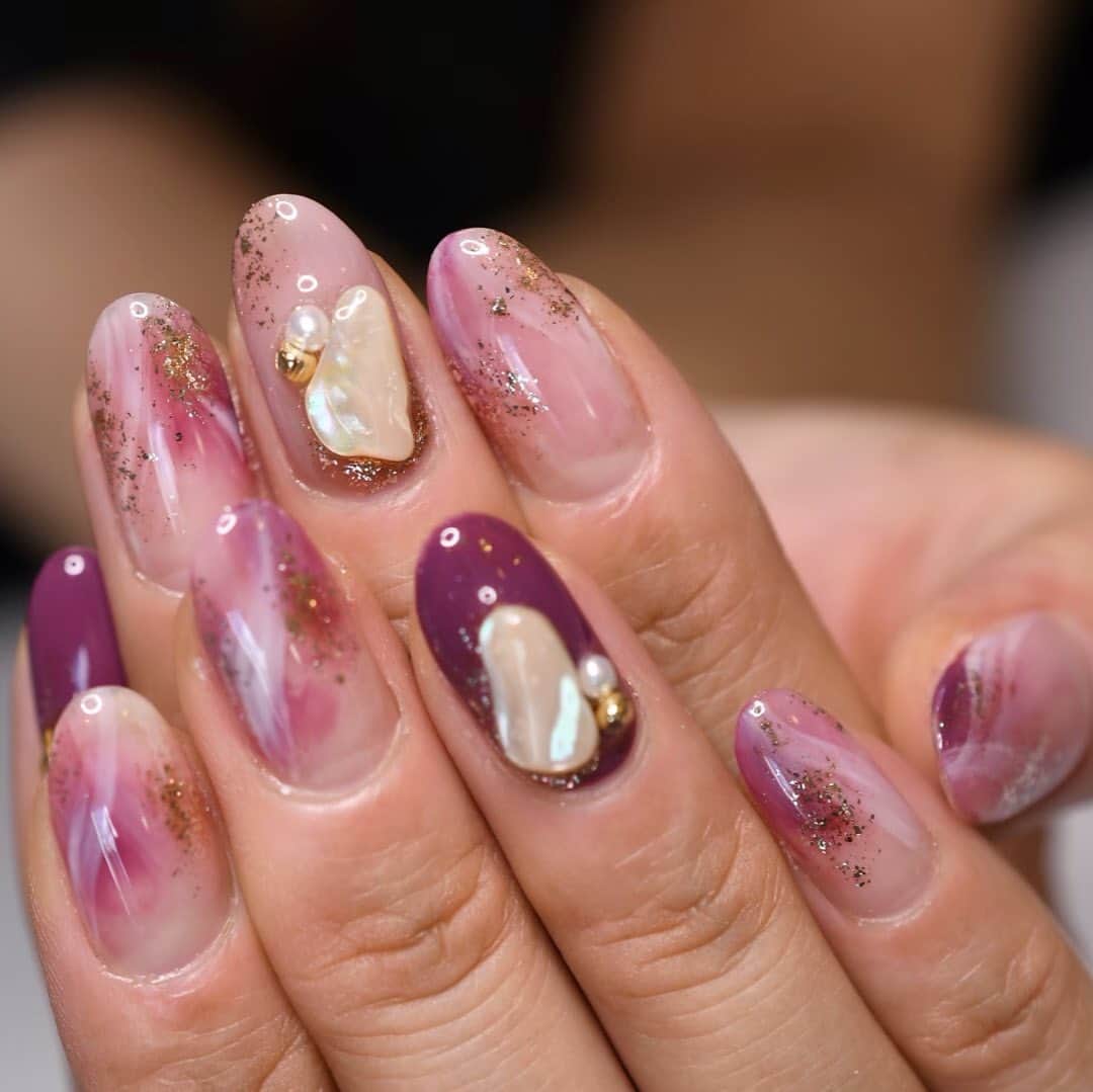 Yuka Maeda ::manicurelistのインスタグラム：「. . Salon data▼ ＝＝＝＝＝＝＝＝＝＝＝＝＝＝＝＝＝＝＝＝ . CADENAS -nail eyelash salon- ●Nail artist  @yuka.maeda  @yuki_cadenas ●eyelash　@cadenaseyelash  ゲストに愛と感動を…♡ . 【 LINE ＠cadenas 】 ご予約/お問い合わせはLINEよりお気軽に🤲 ▶︎▶︎#cadenasnail デザインアップしてます♡  price…★⭐︎Instagram特別キャンペーン中⭐︎★ . 「インスタ見たよ👀」と LINEからご予約で特別プライス7500円！！ . ※ご新規様限定 ※キャラクターや特殊なエレメント等のみ 別途料金いただく場合ございます🙇🏻‍♀️ . . price…初回8000円（オフ込み） access…大阪市北区堂山町16-1  中崎町駅  徒歩5分 /  梅田駅  徒歩6分 . tel… 06-4792-8617 ＝＝＝＝＝＝＝＝＝＝＝＝＝＝＝＝＝＝＝＝ . . .  #中崎町ネイルサロン #梅田ネイルサロン #大阪ネイルサロン #関西ネイルサロン #インスタネイル #instanails #instanail #トレンドネイル #ネイルサンプル #ニュアンスネイルデザイン  #ネイルブック #ニュアンスネイル #ネイルチェンジ #今月のネイル #にゅーねいる #秋ネイル #ミラーネイル  #ネイル大好き #パープルネイル #ネイル部 #女子力向上委員会 #女子力 #シェルネイル #アートネイル #ボルドーネイル #ニューネイル  #ナノソル #ナノソルcc  #ナノソル販売店大阪」