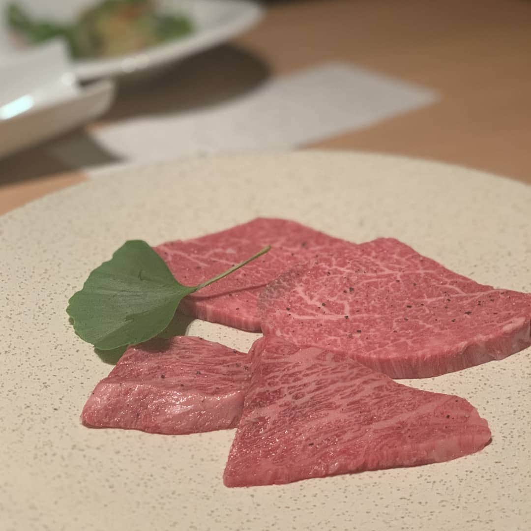 Miyu Toyonagaさんのインスタグラム写真 - (Miyu ToyonagaInstagram)「🍁Experienced the amazing "wagyu" at new opening Yakiniku place in Ginza.@ginza_kitao  They offerrs private dining rooms that provide an elegant ambiance It's perfect for a social distance and highly recommend for a business or private dinner.   9月にグランドオープンした銀座の個室焼肉、きたおへ。  ミシュランビブグルマン３年連続獲得のメンバーがメニュー開発したみたいでプレゼンテーションが素敵でした👏  個人的に極上厚切り黒タンと黒毛和牛といくら、うにの土鍋炊き込みご飯がお気に入り🍁  個室なので、今の時期ソーシャルデイスタンスもバッチリで会食、デート、女子会にも良さそう😌  何よりもスタッフの皆様の心遣いに感動しました🙏  また来たいと思える銀座のお店が一つ増えました。  Dress: #calvinklein#カルバンクライン Poncho#estnation #エストネーション #bag:#@strathberry  #ginza#kitao#privateroom# #銀座きたお #個室焼肉銀座きたお #銀座焼肉#きたお#個室焼肉#焼肉#銀座ディナー#ウーミーpr」10月7日 21時10分 - miyu_toyonaga
