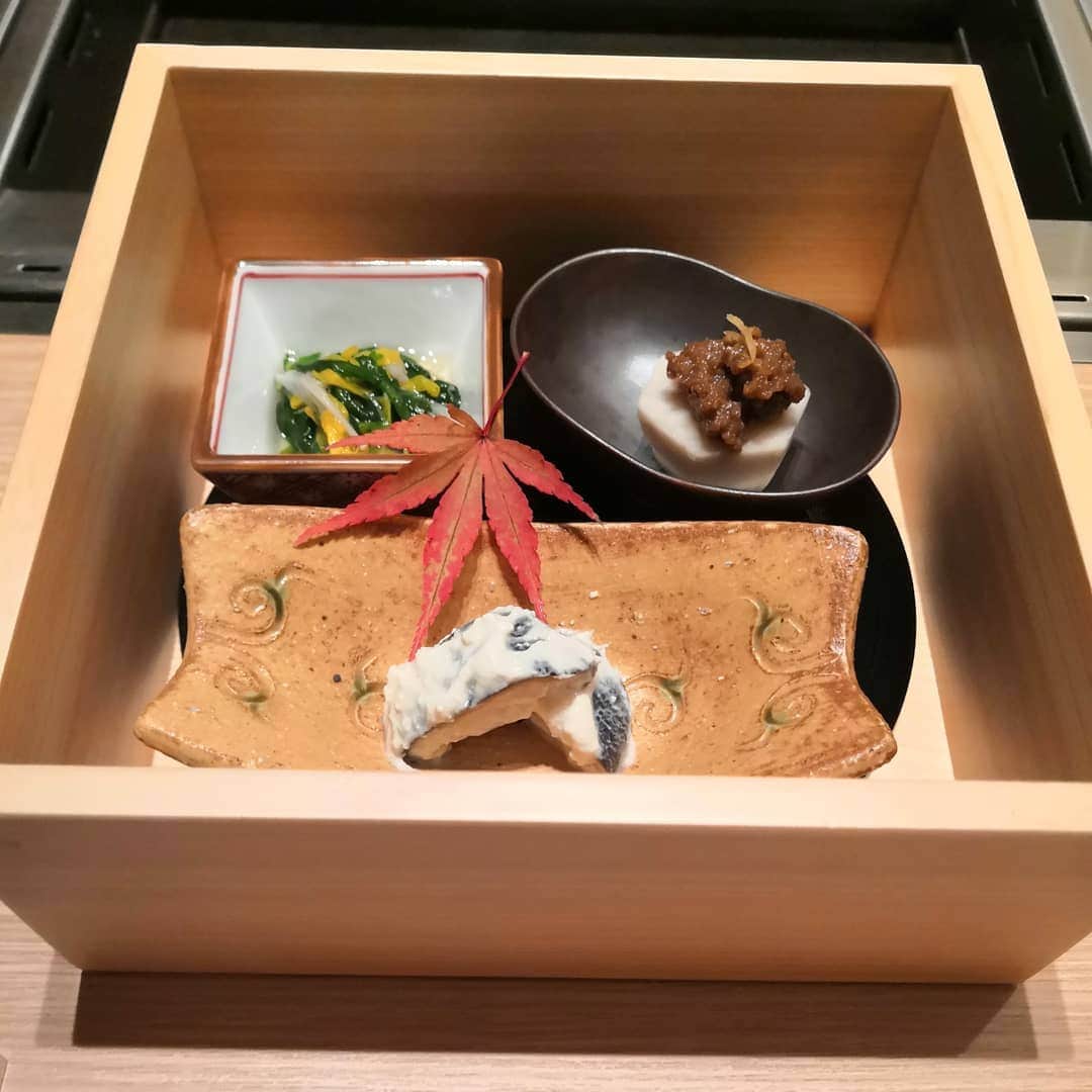 Miyu Toyonagaさんのインスタグラム写真 - (Miyu ToyonagaInstagram)「🍁Experienced the amazing "wagyu" at new opening Yakiniku place in Ginza.@ginza_kitao  They offerrs private dining rooms that provide an elegant ambiance It's perfect for a social distance and highly recommend for a business or private dinner.   9月にグランドオープンした銀座の個室焼肉、きたおへ。  ミシュランビブグルマン３年連続獲得のメンバーがメニュー開発したみたいでプレゼンテーションが素敵でした👏  個人的に極上厚切り黒タンと黒毛和牛といくら、うにの土鍋炊き込みご飯がお気に入り🍁  個室なので、今の時期ソーシャルデイスタンスもバッチリで会食、デート、女子会にも良さそう😌  何よりもスタッフの皆様の心遣いに感動しました🙏  また来たいと思える銀座のお店が一つ増えました。  Dress: #calvinklein#カルバンクライン Poncho#estnation #エストネーション #bag:#@strathberry  #ginza#kitao#privateroom# #銀座きたお #個室焼肉銀座きたお #銀座焼肉#きたお#個室焼肉#焼肉#銀座ディナー#ウーミーpr」10月7日 21時10分 - miyu_toyonaga