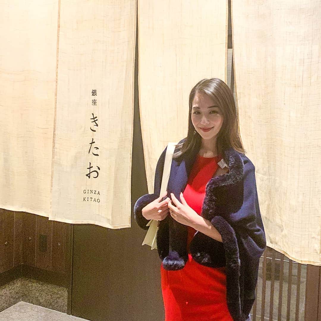 Miyu Toyonagaのインスタグラム：「🍁Experienced the amazing "wagyu" at new opening Yakiniku place in Ginza.@ginza_kitao  They offerrs private dining rooms that provide an elegant ambiance It's perfect for a social distance and highly recommend for a business or private dinner.   9月にグランドオープンした銀座の個室焼肉、きたおへ。  ミシュランビブグルマン３年連続獲得のメンバーがメニュー開発したみたいでプレゼンテーションが素敵でした👏  個人的に極上厚切り黒タンと黒毛和牛といくら、うにの土鍋炊き込みご飯がお気に入り🍁  個室なので、今の時期ソーシャルデイスタンスもバッチリで会食、デート、女子会にも良さそう😌  何よりもスタッフの皆様の心遣いに感動しました🙏  また来たいと思える銀座のお店が一つ増えました。  Dress: #calvinklein#カルバンクライン Poncho#estnation #エストネーション #bag:#@strathberry  #ginza#kitao#privateroom# #銀座きたお #個室焼肉銀座きたお #銀座焼肉#きたお#個室焼肉#焼肉#銀座ディナー#ウーミーpr」