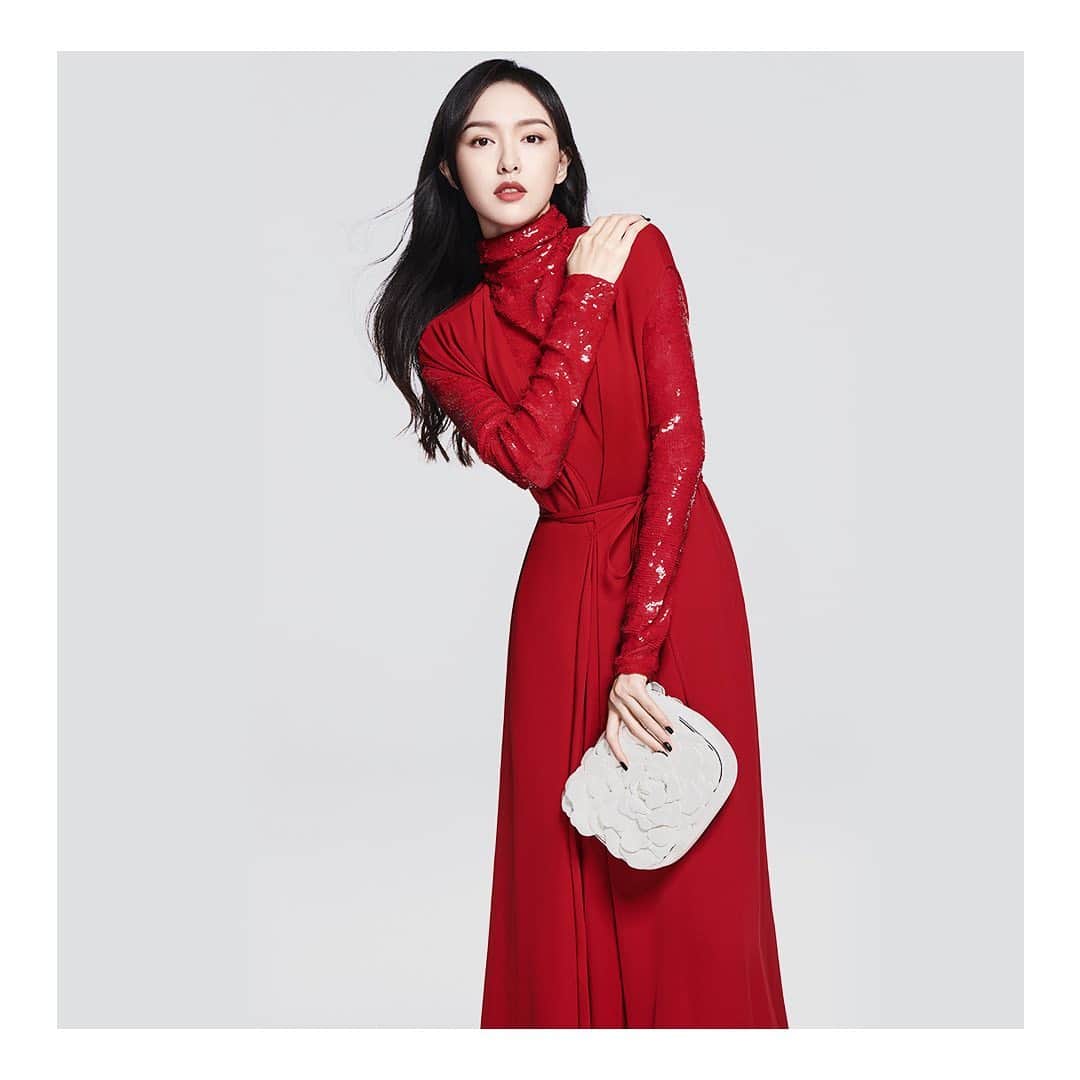 Valentinoさんのインスタグラム写真 - (ValentinoInstagram)「Valentino is pleased to announce its new brand ambassador, actress @tangyan1206. Tang Yan is photographed in the #ValentinoFW20 collection, featuring the #AtelierBag Valentino Garavani 03 Rose Edition by @pppiccioli. Photo by @yucongyucong  #AtelierBagValentinoGaravani #ValentinoGaravani」10月7日 21時11分 - maisonvalentino