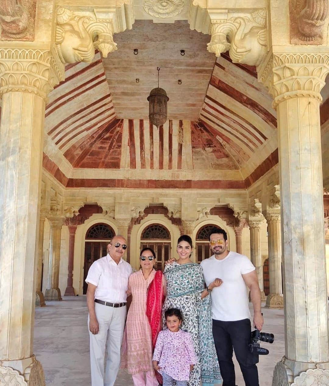 Gaurav Tanejaのインスタグラム：「Feel proud of our rich history whenever I visit Rajasthan. The giant forts and the stories of brave who fought for the motherland.  Desh prem se bada kuch nahi.. . #flyingbeast #Jaipur #AmerFort #BraveRajputana #India」