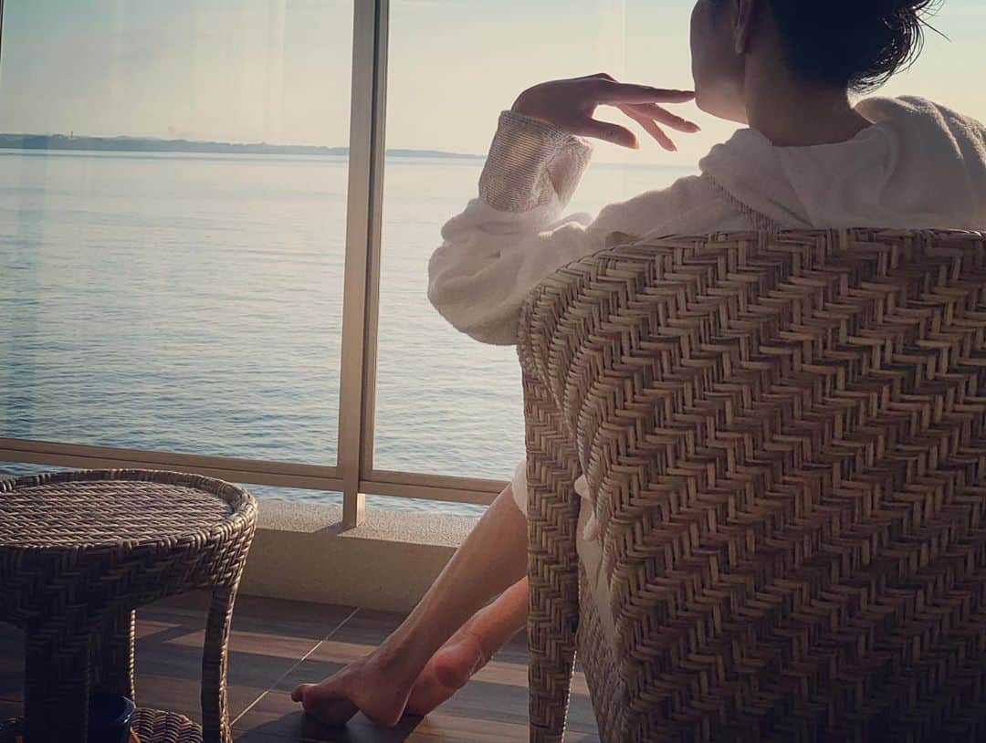 浅井香葉子さんのインスタグラム写真 - (浅井香葉子Instagram)「空気とか空気感とか﻿ ﻿ 空間がどれだけ心地良いか﻿ ﻿ ホテルでもカフェでも﻿ 選ぶ時の基準にしています✨﻿ ﻿ バリ風のリゾートインテリアはとても好き♡ ﻿ 籐の家具は﻿ その色合いや編み目の密度など﻿色んなタイプがありますね﻿ ﻿ AMANE RESORT SEIKAIでは﻿ 随所に様々なタイプの籐の家具が﻿使われていました✨﻿ ﻿ ﻿ 自分を纏う雰囲気も﻿ 空気感のひとつ﻿ ﻿ どんな雰囲気を纏っていたいか﻿ どんな空気感を醸し出したいか﻿ ﻿ そんなことを考える日々﻿ ﻿ ____________________ 📍大分県別府🇯🇵 💍 @amaneresort  ____________________  〜美しさの種は自分の中に在る〜 全ては自分と向き合うことから  ____________________★_____________________ 「在り方・歩き方・美しい動きの魅せ方」で あなたの存在そのものを輝きにする MUSEL Walking ＆ Life  👠レッスンのご依頼は  @asaikayoko プロフィールURLから  _________________________________________ #別府 #別府温泉 #別府ホテル #amaneresortseikai #大人旅 #大人旅jp #tabijyo #ラグジュアリーホテル #テラス席があるお店 #gotoキャンペーン #大分旅行 #女子旅 #バリ風インテリア #バリ風家具」10月7日 21時12分 - asaikayoko