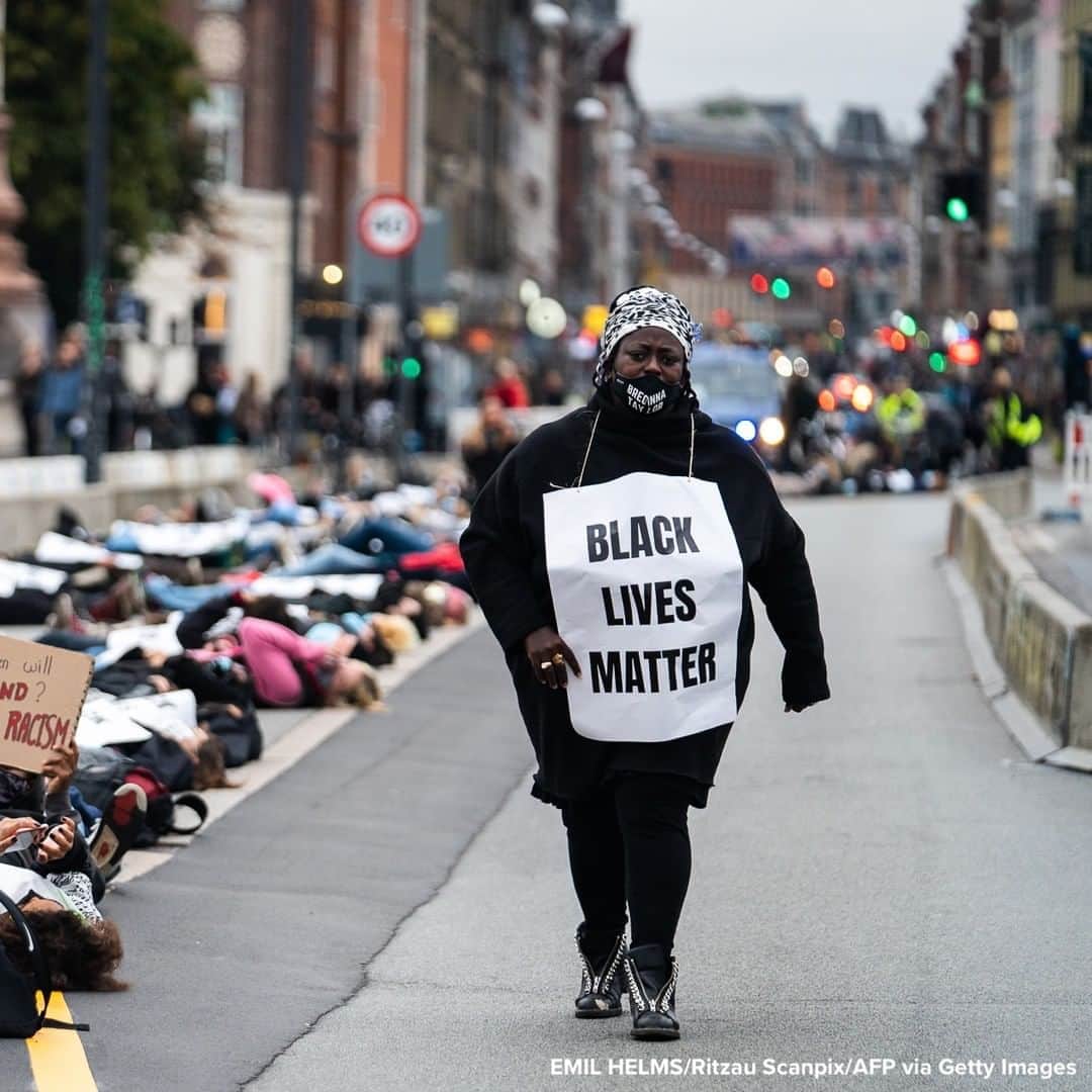 ABC Newsさんのインスタグラム写真 - (ABC NewsInstagram)「Black Lives Matter protesters lie on the ground during demonstration on Queen Louise Bridge in Copenhagen.」10月7日 21時13分 - abcnews