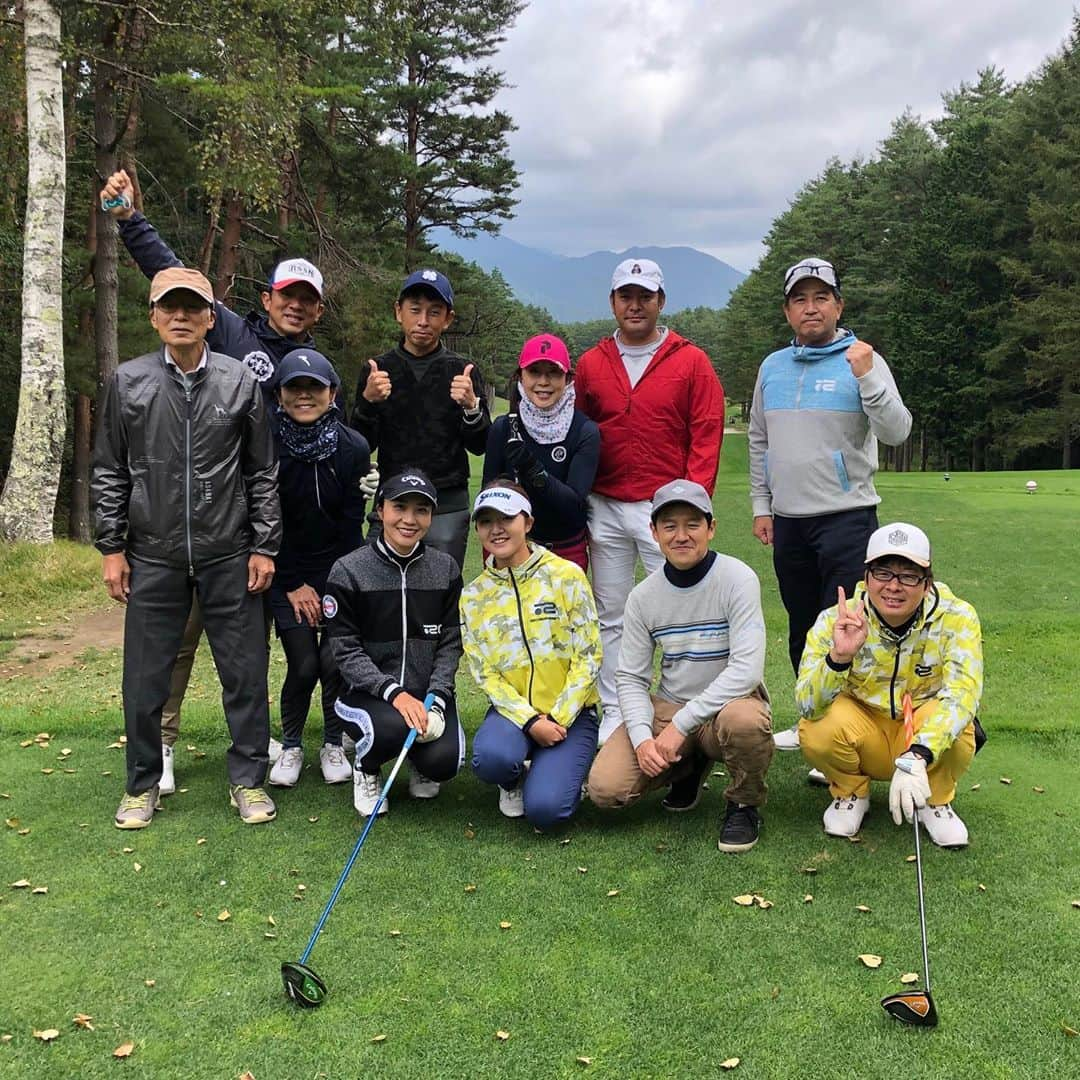 横田英治のインスタグラム：「河口湖CC合宿⛳️🎶😆 仕上がり❗️難易度❗️最高❗️ こんなグリーンで練習してると絶対上手くなると感じさせてくれるコースでした❗️😊 #河口湖カントリークラブ #ロサーセン #キャロウェイゴルフ #女子プロゴルファー #岸部桃子 #井上りこ #グリップインターナショナル #ゴルフ女子 #ゴルフ男子」