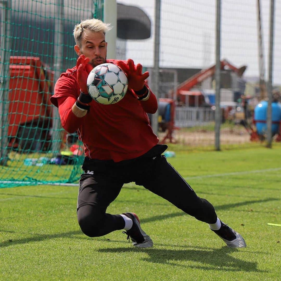 ヘスス・フェルナンデス・コラードさんのインスタグラム写真 - (ヘスス・フェルナンデス・コラードInstagram)「The training face!! 😝💪🏼⚽️🧤#trainingmode #picoftheday#instagood#training#hard#football#goalkeeper#rggoalkeepergloves#rgfamily#sepsi#osk」10月7日 21時25分 - iamjesusfernandez