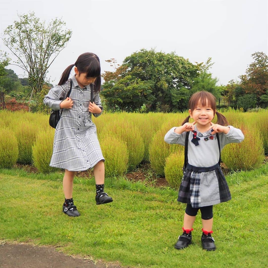 Kuboi Ayumiさんのインスタグラム写真 - (Kuboi AyumiInstagram)「涼しくなってきたので、お散歩していても気持ちがよくて。﻿ ﻿ 家族で、清水公園　花ファンタジア（@shimizukouen）に遊びに行ってきました。﻿ 敷地約7万㎡の総合花園でたくさんの種類の草花と触れ合えます。﻿ ﻿ 広くて、自然いっぱいなので、娘たち大興奮。﻿ どんぐりやまつぼっくりを拾ったりしながらたくさん走り回っていました。﻿ スイレンがたくさん浮かんでいる池やローズガーデンなどもあり、娘たちにとっては探検だったみたい。﻿ ﻿ 「これはなんのお花かな？」と自由研究にも良さそう。﻿ やっぱり自然に触れるだけでもリフレッシュできますね。ママ・パパも自然に癒されちゃいました。﻿ ﻿ 私が行った時は少し早かったのですが、今の時期はコスモスが見ごろなんだとか。﻿ 紅葉の時期におすすめのスポットも。﻿ ﻿ 散策でつかれたら、おしゃれなカフェやグラスハウス内のレストランでひと休み。﻿ 野菜たっぷりのカレーや大きなエビフライなどがおいしかったです。﻿ ﻿ ちなみに清水公園には花ファンタジアだけでなく、﻿ フィールドアスレチック、キャンプ・バーベキュー場、ポニー牧場、アクアベンチャーなど﻿ 自然の中でいろいろ楽しめる施設がいっぱいなので１日遊べちゃいますよ。﻿ ﻿ シーズンによって、いろいろな顔が見れそうな公園なので﻿ また遊びに行きたいな。﻿  ■長女ワンピース　べべ（BeBe）@mikihouse.official ■次女ワンピース　ミキハウス  どちらも #キャリーオン（@carryon_official ）でお得に購入しました。 ブランド服がプチプラで購入できるのですが、さらに全品20%offになるクーポンコードをいただいたので みなさん、ご自由にお使いください。  クーポン　⇒　invite20 ﻿ ﻿ #バラ #女の子ママ #ドライブ #アスレチック #キャンプ #紅葉﻿ #sponsored #清水公園 #花ファンタジア #コキア」10月7日 21時25分 - himekagami
