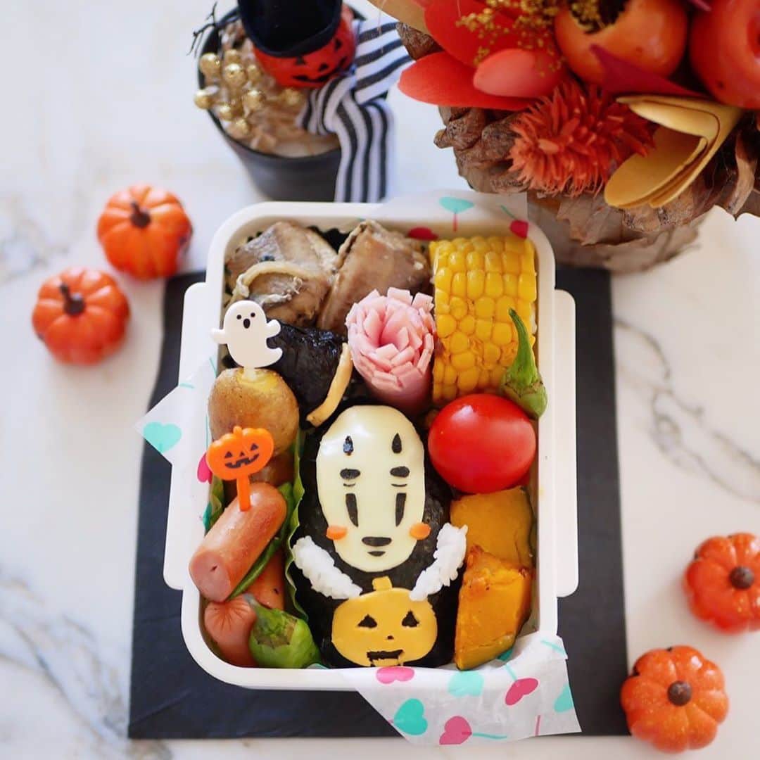 倉岡生夏のインスタグラム：「かおなしハロウィン👻 ・ ・ ちょっと不気味なお弁当になりました〜❣️ 海苔を巻くキャラの時はごはんは玄米率高めです⭐️ ・ ・ 来週からハロウィンレッスンも始まります〜。私は毎年ハロウィンは生徒さんとのレッスンで楽しんでいます✌️  ・ ・  メニュー盛りだくさんです💓 ・ ・ みなさん台風気をつけてくださいね〜！ ・ ・ ・  @kina.ootd   #かおなし  #キャラ弁  #キャラ弁部 #愛され料理 #可愛いお弁当作りたい部  #かおなし弁当  #ジブリ好きな人と繋がりたい  #キャラ弁初心者  #ジブリ飯  #kyaraben  #kaonashi  #japanesanime」