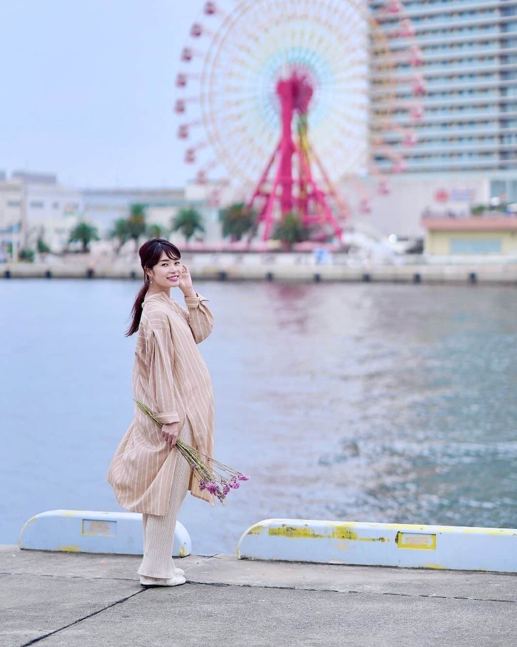 三佐和あやのインスタグラム：「大好きな神戸🎡お腹が大きくなった姿を記録に残しておこうと思って📸 舞台出演の時にも お世話になったカメラマンさん に駆けつけていただけて 本当に感謝しています✨  ・ 本当にありがとう✨ ・  @shinji.k.photo さんの作品は、とても素敵なのでよかったら覗いてみてくださいね。 ・  Special thank you 📸 北原シンジ  ﻿ #神戸 #マタニティフォト #マタニティ #マタニティーフォト #マタニティー #マタママ #ぷんにー #ぷんにーらいふ #妊婦 #妊婦生活 #妊娠報告 #ポートレート #写真撮ってる人と繋がりたい #ポートレート好きな人と繋がりたい #ファインダー越しのわたしの世界 #関西モデル #関西写真部SHARE #東京カメラ部 #被写体モデル #pasha_magazine#tokyocameraclub #lovers_nippon_portraite#good_portraits_worldㅤ」