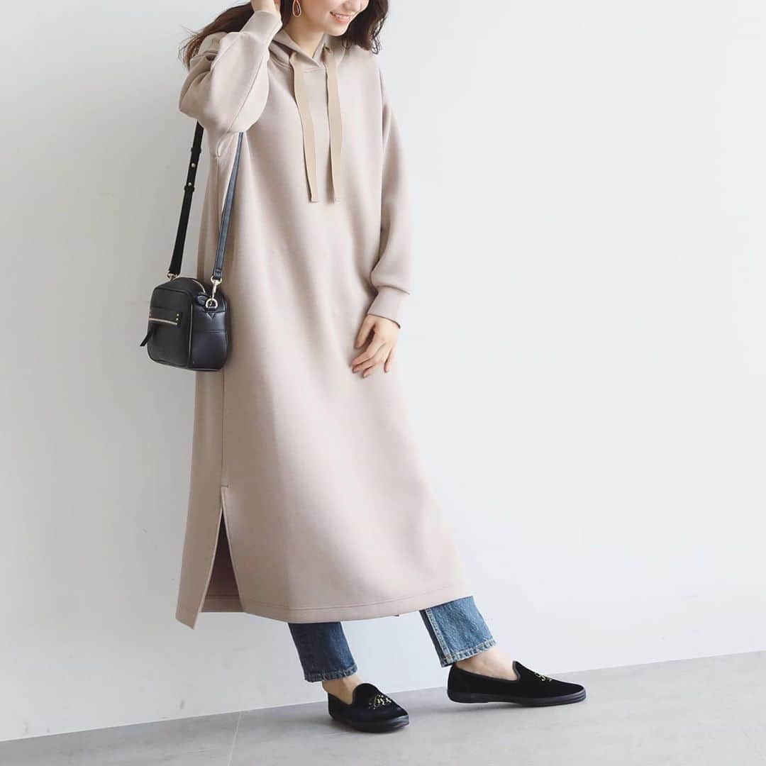 のインスタグラム：「【recommend】 . WEB限定商品のご紹介✨ . 先シーズン大人気だったダンボールニットのプルオーバー！今シーズンはワンピースをWEB限定で販売いたします✨✨ おうち時間も増える中「リラックスニーズ」に、一枚あると嬉しい便利なワンピースです！ 肌触りも良く着心地も抜群♬ フード部分にグログランリボンをあしらい、アナトリエらしいデザインにこだわりました🌹 . ※WEB限定商品となります。 . one-piece/anatelier 528-59308 ¥16,000+tax . . . #anatelier #anatelierofficial #recommend #アナトリエ  #フェミニン #ダンボールニット #ワンピースコーデ」
