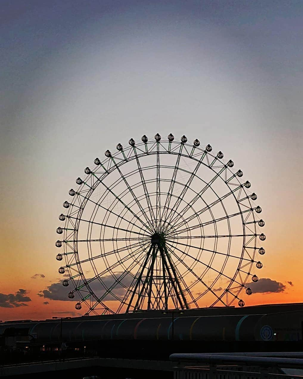 和田益典さんのインスタグラム写真 - (和田益典Instagram)「◆ 昨日のsunset . . １枚目まあまあ加工。 . . . #わだますのりんくう . #スマホ写真 #日没 #秋 #写真 #夕暮れ #夕焼け #秋空 #雲 #昨日 #大阪 #空 #観覧車 #gradation #ferriswheel #color #sepia #🎡 #cloud #gradationcolor #sunset #autumnsky #sky #smartphone #photostagram #picture #photo #view #photography #japan . 今日は悪天でした。 .」10月7日 21時17分 - masunori_wada