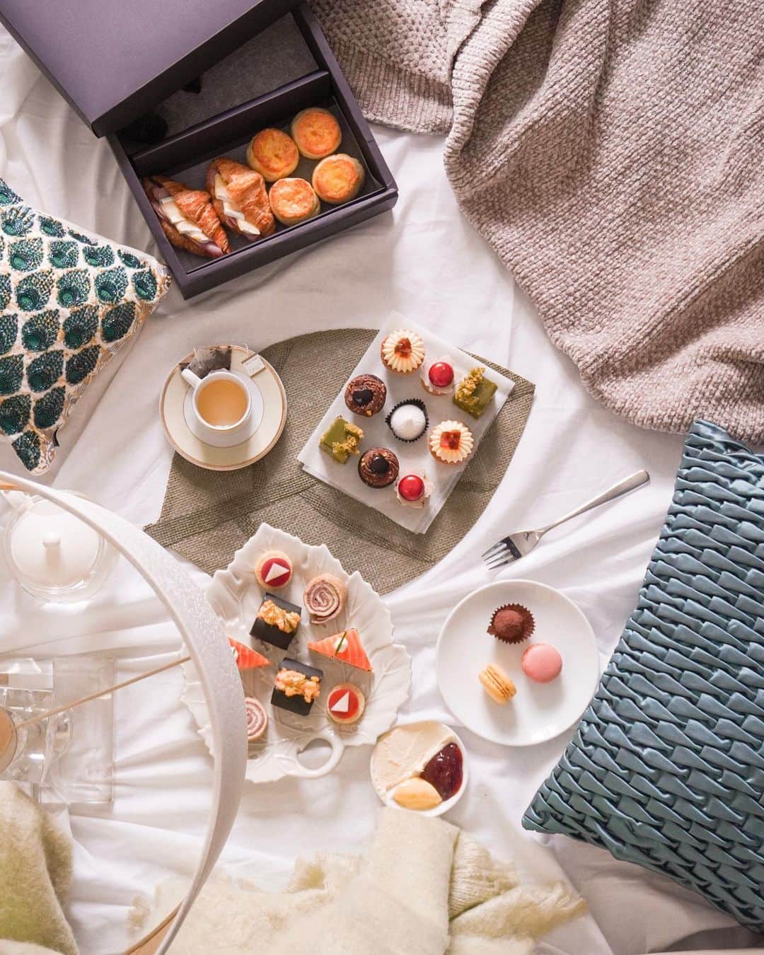 Moanna S.さんのインスタグラム写真 - (Moanna S.Instagram)「Always finding excuses to stay in bed!👶🏽 🏠picnic with @grandhyatthongkong Autumn takeaway afternoon tea set!🍂 (They‘re actually doing a Halloween themed one right now which is SUPER CUTE🎃, check it out on their page!)  #GoGrand #GrandHyattHongKong #香港君悅酒店」10月7日 21時17分 - moannaxdessire