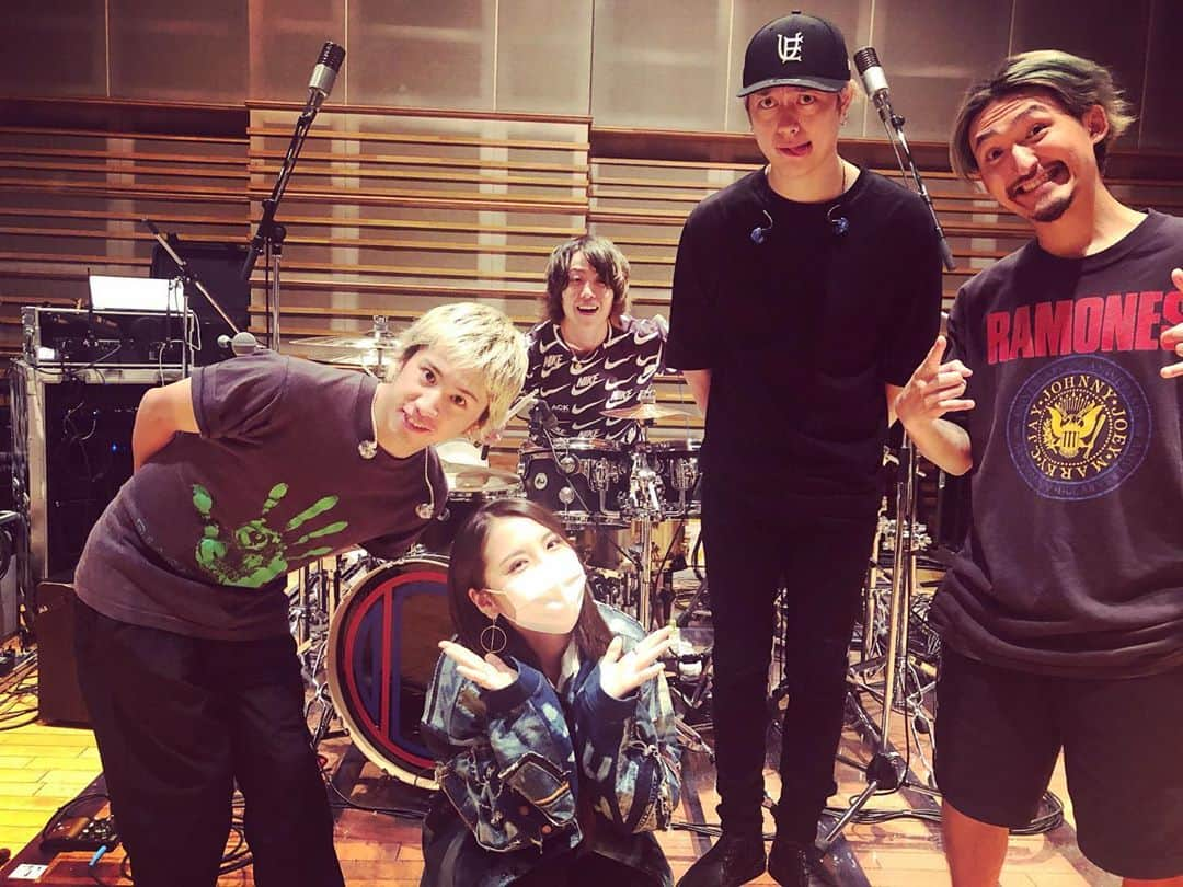 Taka さんのインスタグラム写真 - (Taka Instagram)「リハーサル最終日。おいなりさんもって阿部真央ちゃん登場。 本当に本当にみんな忙しい中ありがとう😭」10月7日 21時18分 - 10969taka