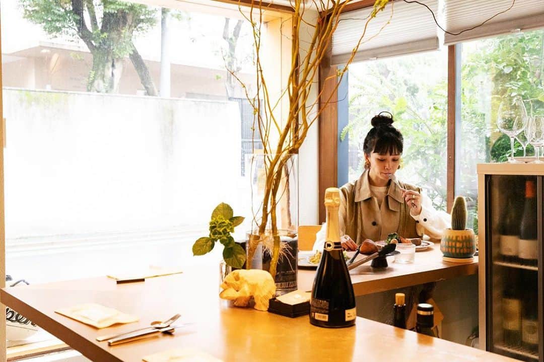 山野ゆりのインスタグラム：「新しいパン連載が @wican_family で始まりました。家族をテーマにしたwebメディアで家族で楽しんで欲しいパンをオススメしていきます。四六時中パンの事を考え、パンと生活している私はもはやパンが家族🍞👰 ストーリーにも貼ったのですが、プロフィールにもリンクしたので是非是非読んで下さいね。登録しないでそのままでも読めます。宜しくお願いします♡  皆さまお元気ですか？私はとっても元気です。パンと色んな事企んでるんです😎😎😎パンが最近またグッと近く感じる秋の空🍂😌🍁  #wican #パン屋さん #パン #🍞 #cise #パン飲み」