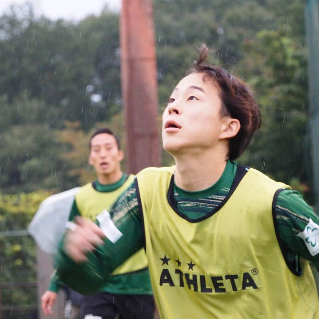 東京ヴェルディさんのインスタグラム写真 - (東京ヴェルディInstagram)「雨の中で行われた今日のトレーニング！ 連戦明けにつかの間のオフを満喫し、身体も気分もリフレッシュした様子でした。  #佐藤優平 #マテウス #Matheus #大久保嘉人 #阿野真拓 #若狭大志 #山下諒也 #端戸仁 #森田晃樹  #トレーニング後の1枚 #新井瑞希  #水も滴るいい男  #東京ヴェルディ #ヴェルディ #tokyoverdy #verdy #東京 #tokyo」10月7日 21時22分 - tokyo_verdy