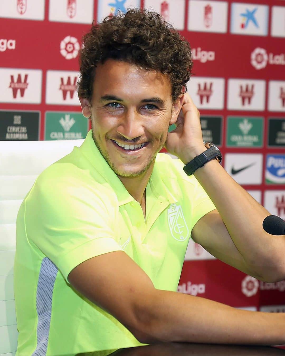 LFPさんのインスタグラム写真 - (LFPInstagram)「One of the surprise stars of #LaLigaSantander so far. Happy birthday, @luismilla_6! 🎂  Uno de los debutantes revelación de #LaLiga Santander. ¡Feliz cumpleaños, #Milla! 🎉  #Granada #Football #HayQueVivirla #YouHaveToLiveIt」10月7日 21時25分 - laliga