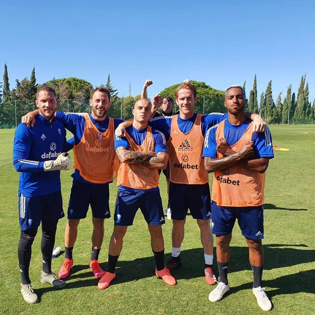 アレハンドロ・フェルナンデス・イグレシアスのインスタグラム：「Hoy no hubo dudas! 🟠⚽️🟠  ¿ Qué nombre ponemos al equipo? 🔍」