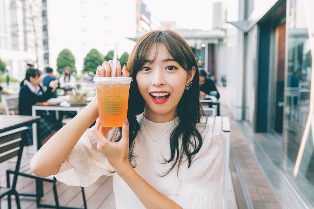 依田奈波さんのインスタグラム写真 - (依田奈波Instagram)「🍔 シェイクシャックの「アイスティーとレモネードのハーフアンドハーフ🍋」 （カタカナが多すぎるっ！！）  さっぱりしていて飲みやすいから よく飲んでいます☺️  心地いい気温だとテラス席で食べれるから嬉しい！ でも明日かなり冷え込むみたいなので体調に気をつけてくださいね😢  #ぽちっとななみん #ぺらもぐななみん #シェイクシャック #アイスティー #新宿カフェ #秋コーデ」10月7日 21時28分 - nanami_yoda