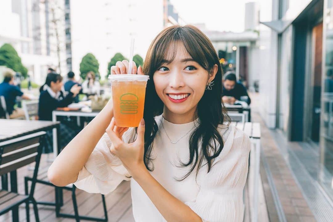 依田奈波さんのインスタグラム写真 - (依田奈波Instagram)「🍔 シェイクシャックの「アイスティーとレモネードのハーフアンドハーフ🍋」 （カタカナが多すぎるっ！！）  さっぱりしていて飲みやすいから よく飲んでいます☺️  心地いい気温だとテラス席で食べれるから嬉しい！ でも明日かなり冷え込むみたいなので体調に気をつけてくださいね😢  #ぽちっとななみん #ぺらもぐななみん #シェイクシャック #アイスティー #新宿カフェ #秋コーデ」10月7日 21時28分 - nanami_yoda