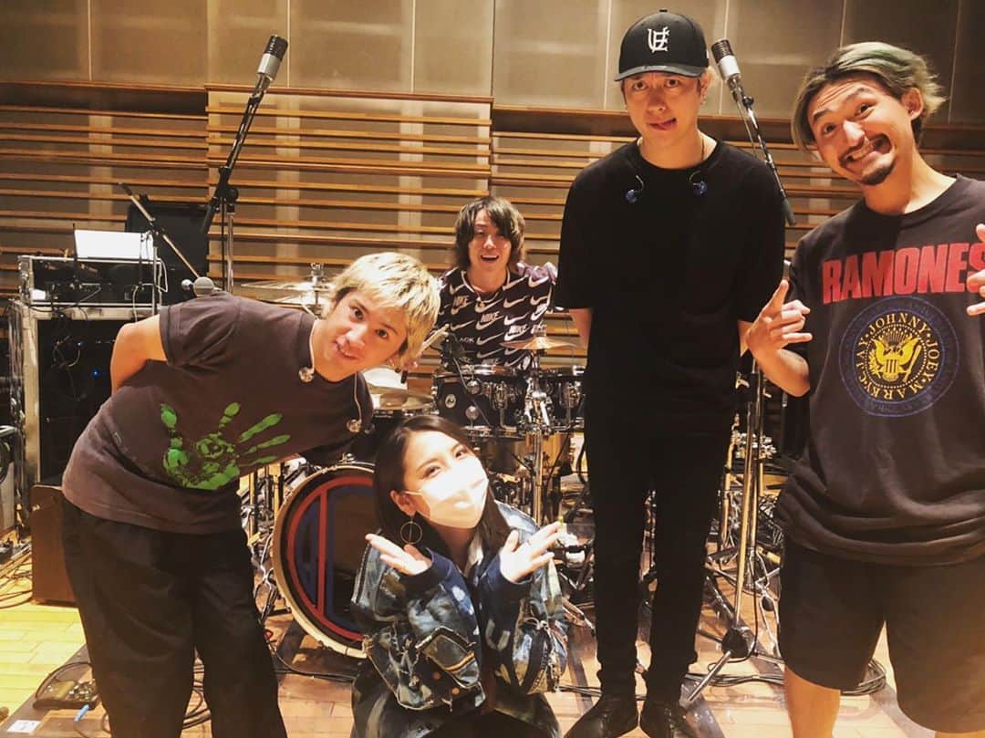 阿部真央のインスタグラム：「なんと！ONE OK ROCKさんのリハーサルにお邪魔して来ました‼️✨  最終リハにも関わらず温かく迎えて下さったメンバーさんスタッフさんに感謝です☺️  10月11日のONE OK ROCKオンラインライブ、 全てのOORerの皆様にとって、 ワンオクさんにとって、 そしてライブに携わる多くの皆様にとって、 最高の1日になりますように🙏⭐️  ワンオクさんありがとうございましたー‼️✨😆  まお  #FIELDOFWONDER #ONEOKROCK」