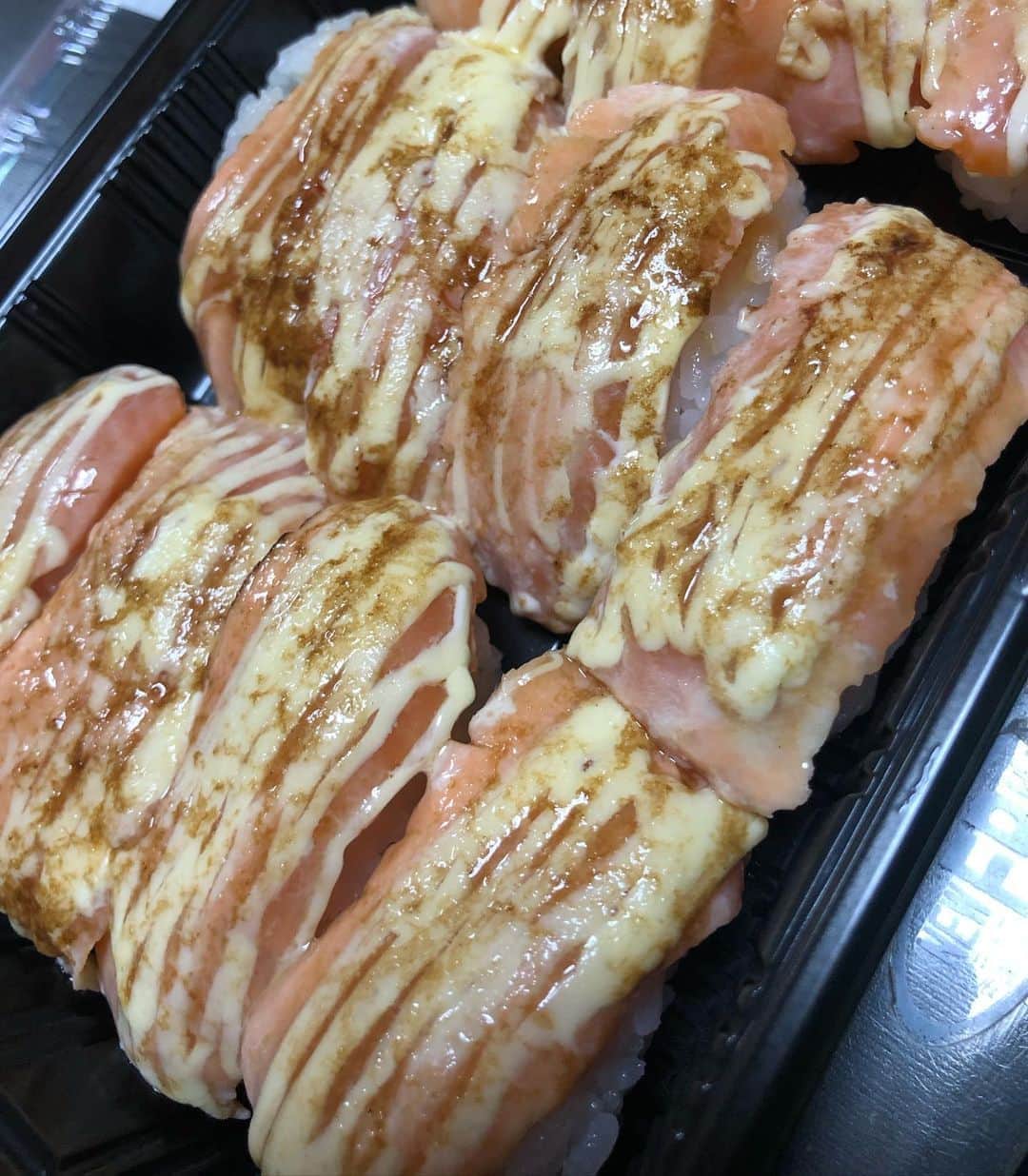 中野みやびのインスタグラム：「炙りサーモンマヨのペッパー抜き  #炙りサーモンマヨ #炙りサーモンマヨのペッパー抜き #サーモン #salmon #mayonnaise #お寿司 #おすし #sushi #炙り #very #good #wawawa #みやび」