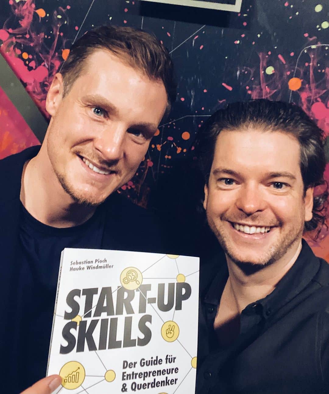 マルセル・ヤンセンのインスタグラム：「Liebe Community,⁠ ⁠ heute ist das Buch Start-up Skills im Campus Verlag erschienen, für das ich das Vorwort schreiben durfte.⁠ ⁠ Ihr könnt euch unter www.startup-skills.com ein kostenloses Probekapitel herunterladen, um mal reinzuschnuppern.⁠ ⁠ Wie ihr wisst, bin ich seit einigen Jahren neben meiner Tätigkeit als HSV-Präsident auch als Unternehmer aktiv. Und im Unternehmertum ist es wie im Sport: Es kann nicht nur Siege geben, man muss auch Niederlagen aushalten können. Wichtig ist nur, dass man immer wieder aufsteht.⁠ ⁠ Wenn ihr auch mit dem Gedanken spielt, euch irgendwann mal selbstständig zu machen, wird euch das Buch Start-up Skills sicherlich eine große Hilfe sein.⁠ ⁠ Viel Spaß beim Lesen und bleibt gesund!⁠ ⁠ Euer Marcell⁠ ⁠ ⁠ ⁠ ⁠ #startupskills #startup #entrepreneurship #motivation #bookstagram #reading #instabook @haukemiller @startup.skills」