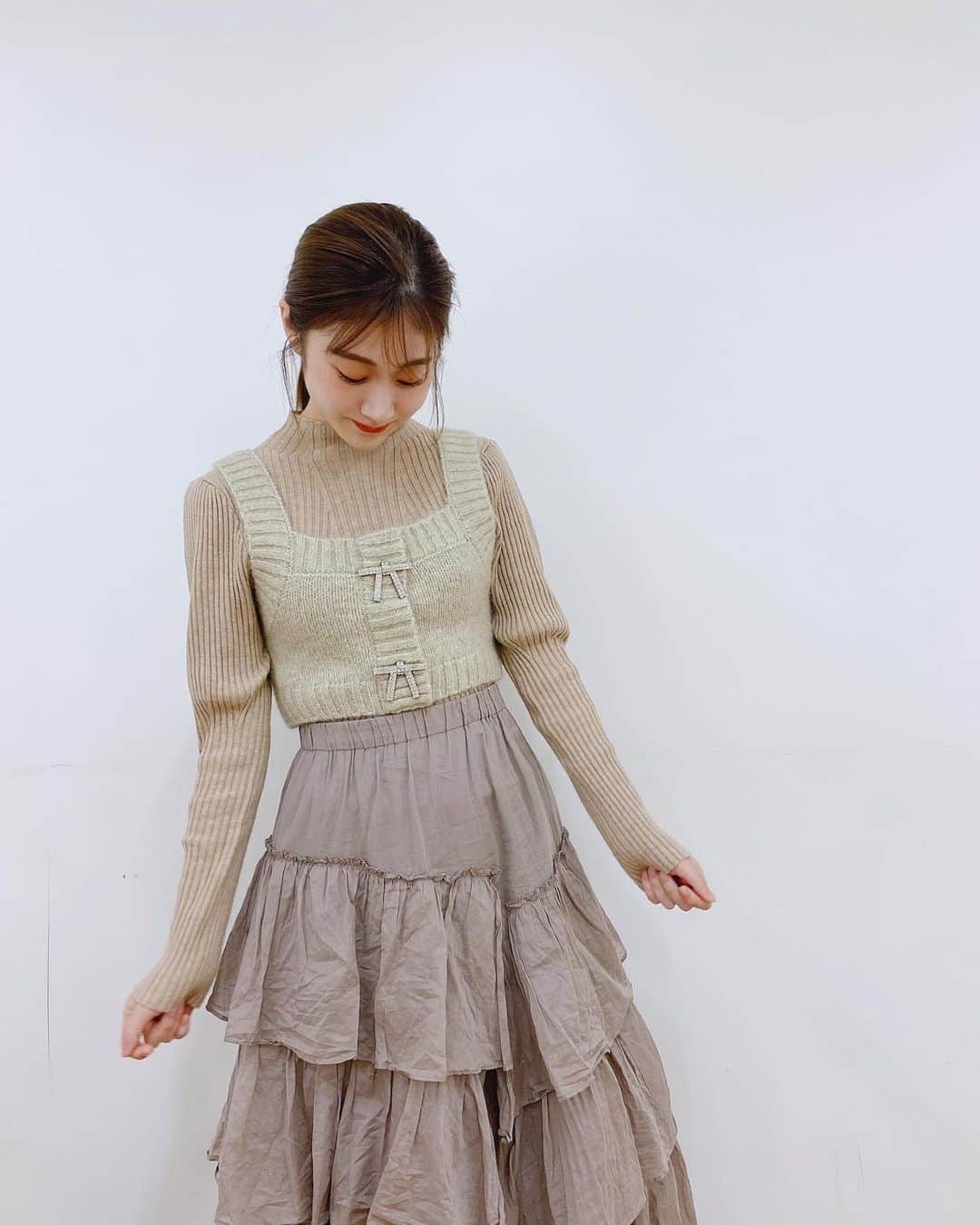 加藤美南のインスタグラム：「今日のお洋服👼 ニットビスチェはZARAの新作ですお可愛い💫💫  tops and skirt...#snidel  bustier...#zara」