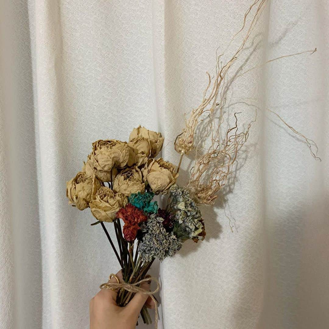 志田彩良のインスタグラム：「・ #だから私はメイクする  ついに！今夜から放送スタートです！  お誕生日に現場で頂いたお花。 可愛いのでずっとお部屋に飾りたいなぁと 思い、ドライフラワーにしました💐 このお花を見る度に楽しかった現場の 思い出が蘇ります。  今夜、第1話是非ご覧下さい‼︎」