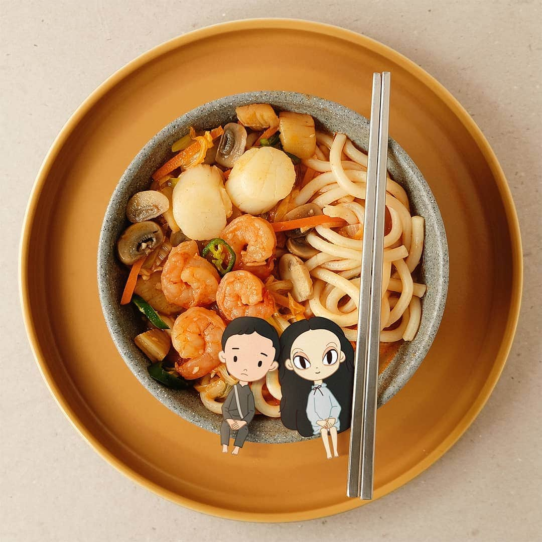 エリッサ・ヤマダのインスタグラム：「Sang Tae's and Gang Tae's favorite food is coming to @dapurfit next week for #KDramaMarathonwithDapurfit, but of course, with a twist to keep it low calorie! 😉 Don't miss out! We'll be serving you mouthwatering Korean dishes that you often see in K-dramas 🤤💘 (Last order tomorrow at 4PM)  Illustration by #dapurfit 🎨  #itsokaynottobeokay #itsokaytonotbeokay #jjampong #kdrama #HealthyServedTasty」