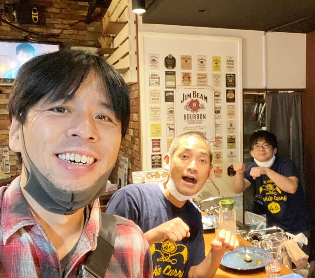 藤井ペイジさんのインスタグラム写真 - (藤井ペイジInstagram)「またもやお昼はカリガリマキオカリー新宿店。エルシャラカーニしろう店長とバイトのスタンダップコーギーうどん君と。世代を超えたポンコツ芸人が、最高のスパイスカレーを出してくれます。帰る時に「ありがとうね」と言ったらしろう店長に「ごちそうさまでした！」と言われたよ。逆！トマト！ #カリガリマキオカリー #まかないは立って食べるスタイル」10月7日 21時38分 - fujii_page