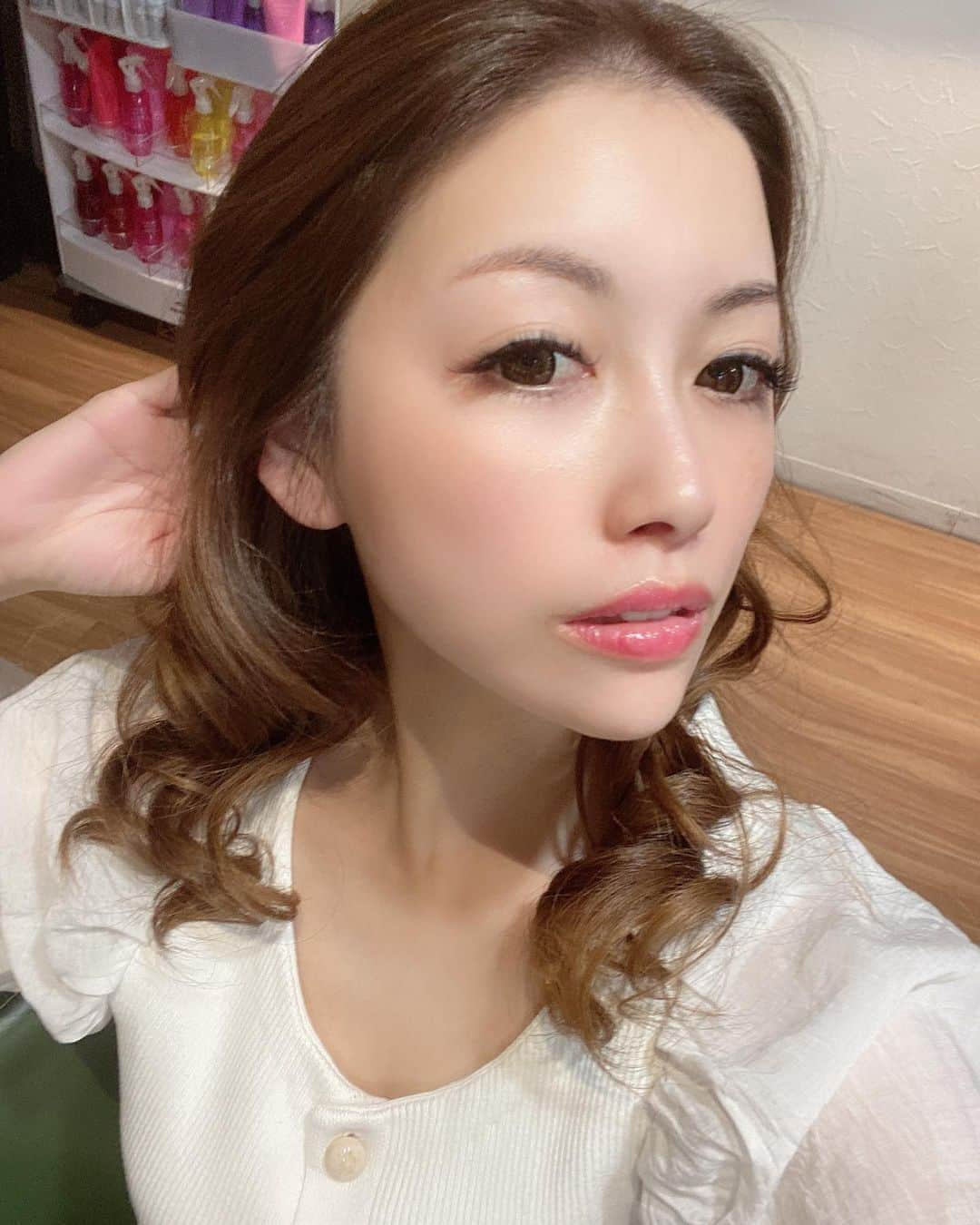 美沙さんのインスタグラム写真 - (美沙Instagram)「リフトアップの経過💉 てか今回のほんとすごい！！ 指差してるとこわかる？ リフトアップしすぎて骨引っかかっとるww . 3枚目はすっぴん。 4.5枚目はノーマルカメラ📷 . ほんとに感動してるし今までやってよかった美容系第一位に認定！！ . 同じ病院で2回目なんやけどなんやろ？ 先生の違いなのかな？ 一生竹澤先生にしてもらうことに決めた🥺❤️ . 皆様も是非私と同じ先生で同じ本数で同じ上げ方してもらってみてください🥺✨ . ずーーーっと続けばいいのに〜笑 次はどんな若返りしようかな❤️ . @motohiko.takesaki @dr_takezawa__aesthetic_surgeon @fukuokatac . #TAクリニック #TAクリニック福岡 #ツヤ肌コラーゲンリフト #リフトアップ #フェイスライン #アンチエイジング #プチ整形」10月7日 21時39分 - misa0623r