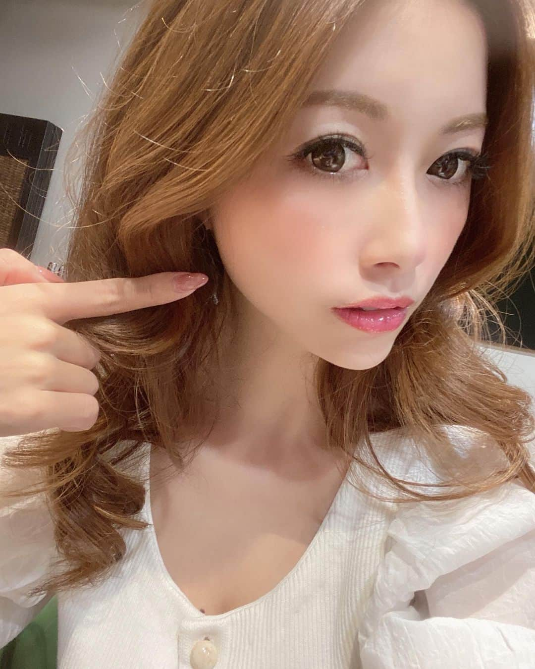 美沙さんのインスタグラム写真 - (美沙Instagram)「リフトアップの経過💉 てか今回のほんとすごい！！ 指差してるとこわかる？ リフトアップしすぎて骨引っかかっとるww . 3枚目はすっぴん。 4.5枚目はノーマルカメラ📷 . ほんとに感動してるし今までやってよかった美容系第一位に認定！！ . 同じ病院で2回目なんやけどなんやろ？ 先生の違いなのかな？ 一生竹澤先生にしてもらうことに決めた🥺❤️ . 皆様も是非私と同じ先生で同じ本数で同じ上げ方してもらってみてください🥺✨ . ずーーーっと続けばいいのに〜笑 次はどんな若返りしようかな❤️ . @motohiko.takesaki @dr_takezawa__aesthetic_surgeon @fukuokatac . #TAクリニック #TAクリニック福岡 #ツヤ肌コラーゲンリフト #リフトアップ #フェイスライン #アンチエイジング #プチ整形」10月7日 21時39分 - misa0623r