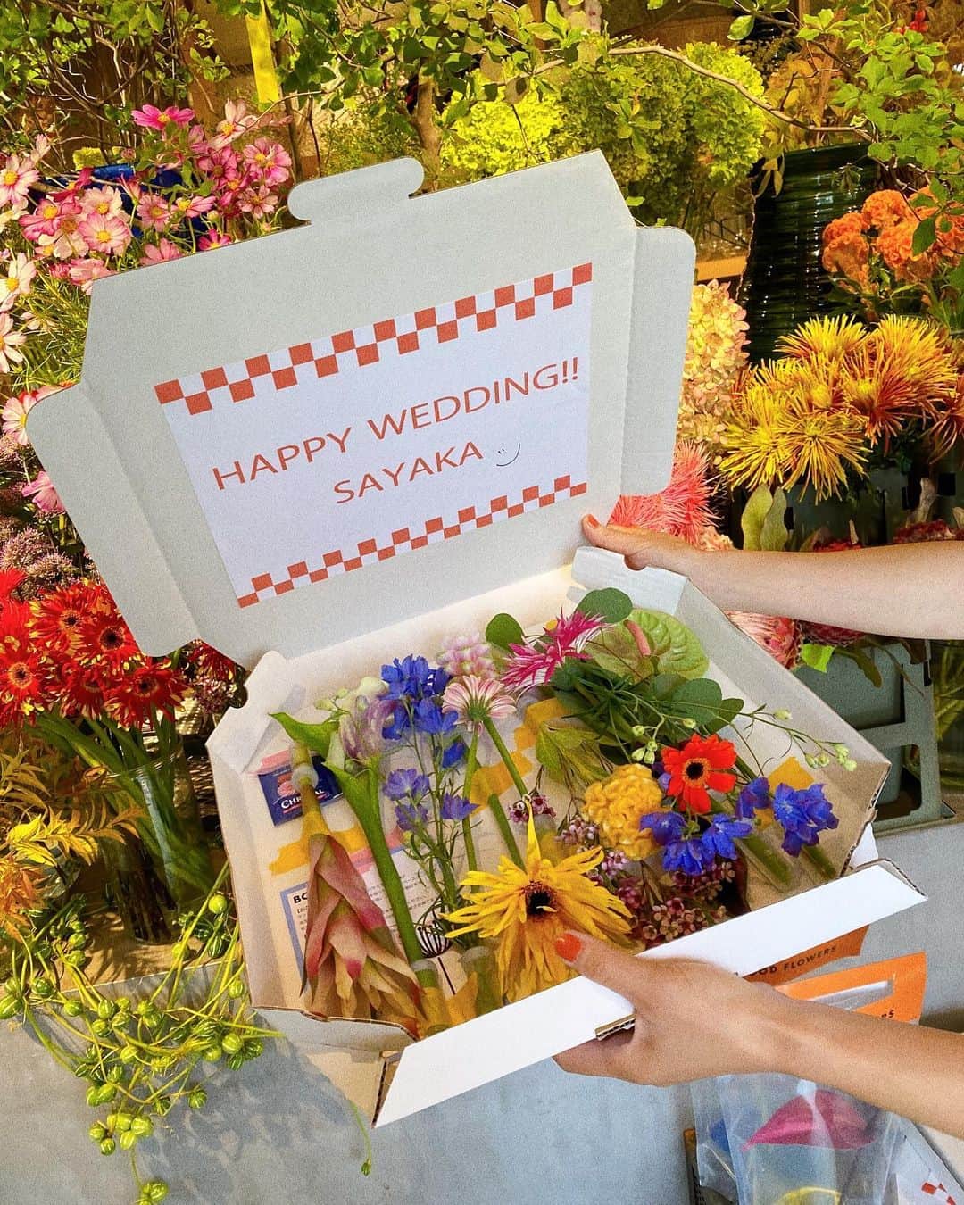 田中里奈さんのインスタグラム写真 田中里奈instagram Happy Wedding 大好きなall Good Flowersからピザのデリバリー と見せかけて お花をサプライズ 運ぶこちらもウキウキしちゃう 遊び心あふれるフラワーボックス 全国配送もあるみたいです