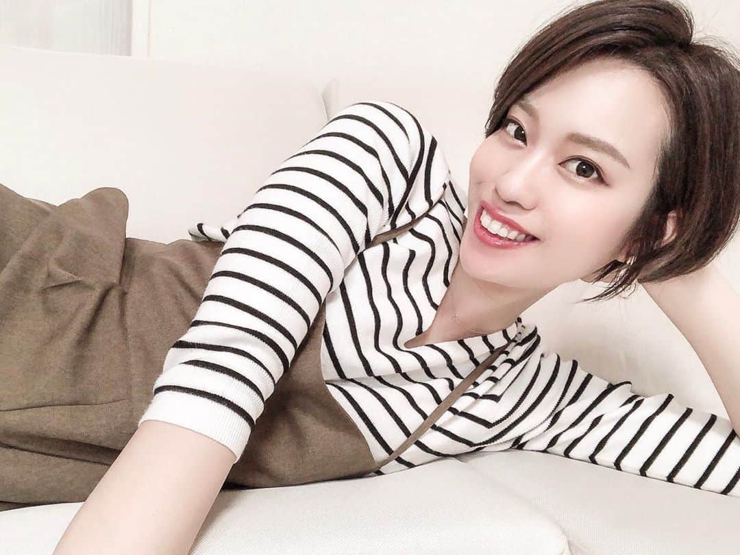 荒川知美(Arakawa Tomomi) のインスタグラム：「.﻿ YouTubeで報告しましたが、、﻿ 念願の一人暮らしを始めました🥳﻿ (25歳で今更感すごいけどw)﻿ ﻿ 一人暮らしの理由とかについては﻿ 今日の動画で話してるので是非見てください🙏💕﻿ ﻿ 一人暮らしってことでこれから﻿ YouTubeもインスタも幅広がるかな？🧐﻿ もっと色んな発信ができるよう頑張ります🔥﻿ ﻿ そしてYouTubeリニューアル記念として﻿ 質問コーナーをやります📣！﻿ 今日のストーリーの質問機能への返信か﻿ 今日YouTubeにアップした動画のコメントで﻿ 質問受け付けてるので沢山お待ちしてます🌈﻿ ﻿ ﻿ 一人暮らし破産せーへんように頑張る！笑﻿ ﻿ #一人暮らし #ひとり暮らし #25歳 #YouTube #youtubechannel #youtubevideo」