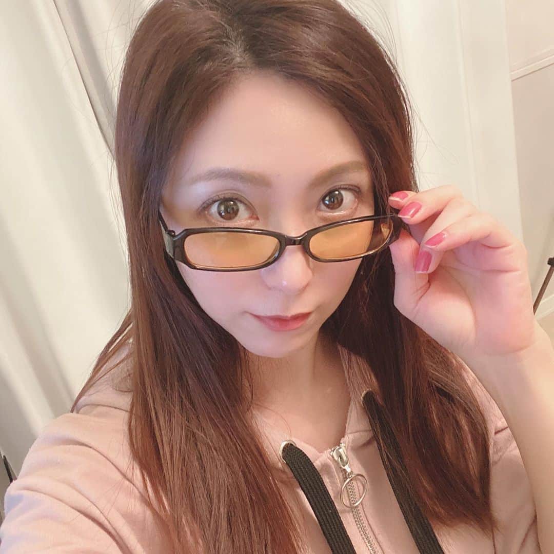 白木優子のインスタグラム：「ブルーライトメガネどう？」