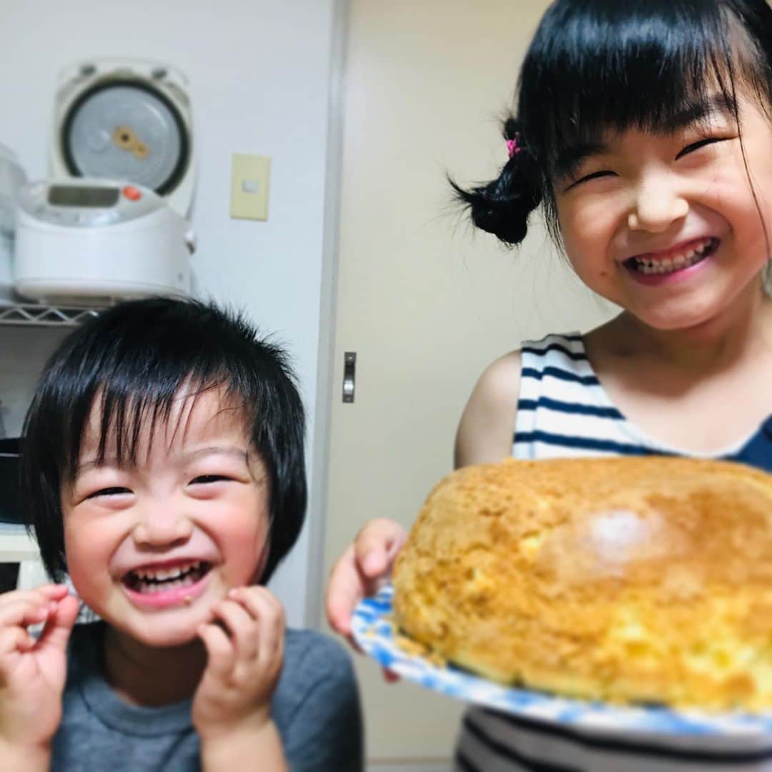 吉田ヒトシのインスタグラム：「<ご報告> 3月から家族で茨城の実家に来ておりましたが、5月末よりその近くに住居を移しました。 写真はキッチンで子供たちと一緒に炊飯ジャーで作ったケーキです。  仕事の拠点は変わらず東京ですが、茨城も盛り上げてゆきます。まずは来年つくば のホールでのショーを考えています。 楽しみにしていてください。 今後ともよろしくお願い致します。  #officeyoshida  #吉田ヒトシ #金子祐生 #四児の父 #ファッションショー」
