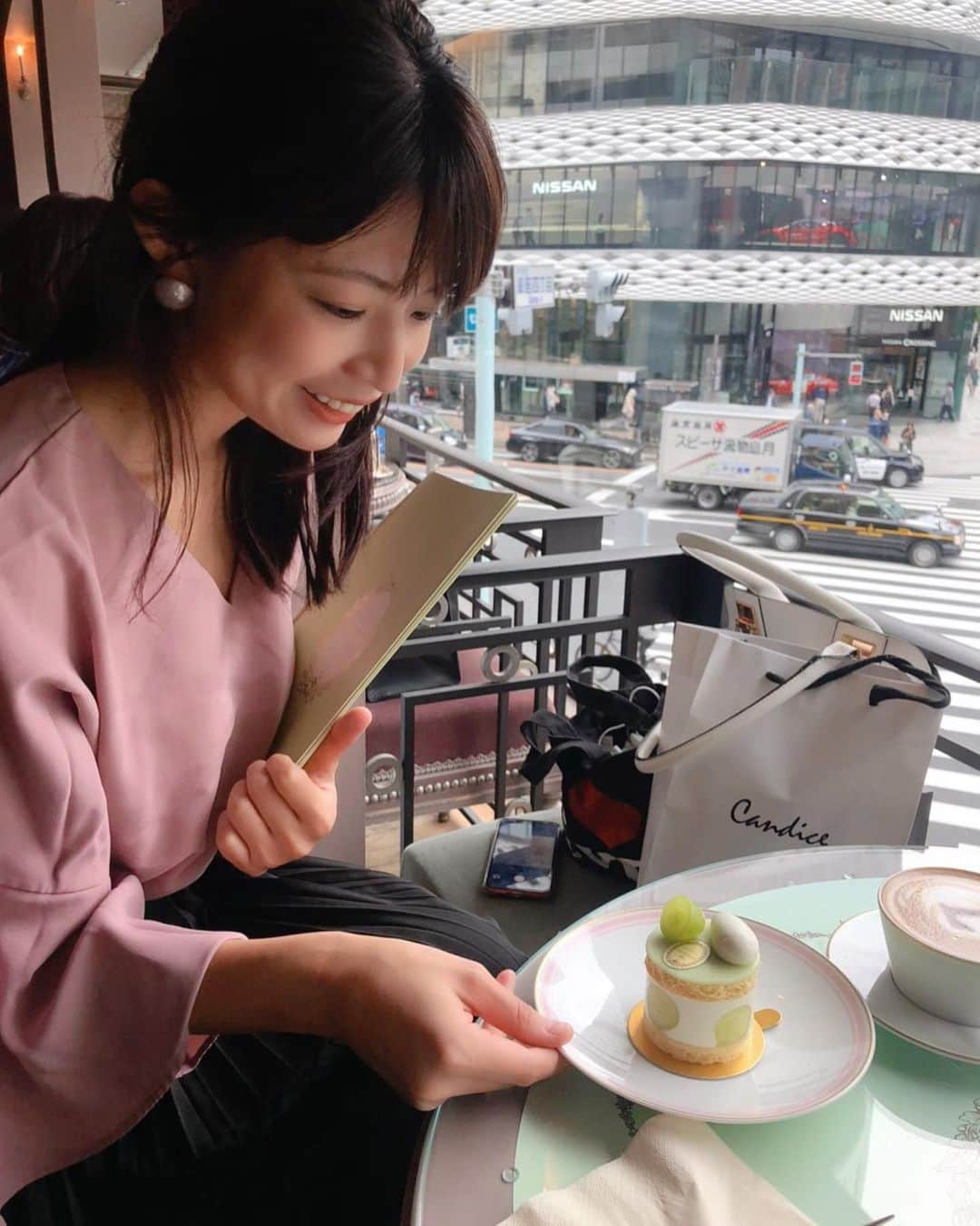 熱田久美さんのインスタグラム写真 - (熱田久美Instagram)「🍰ラデュレ / 銀座〔東京〕 ------------------- 仕事の合間に☕💭 今日は盛りだくさんな一日だったなー♥ ・ 久しぶりの #ラデュレ 🧸🤍 やっぱり可愛いものみたり食べたりするとテンションあがるなあ🐰❀ #銀座三越 にあるラデュレは2回目ですが 窓際はじめて座れて嬉しかった✨ (銀座4丁目交差点を見渡せます) ・ 平日は空いてて穴場だね🚶🚶💭😊 ・ #ginza #tokyo #mitsukoshi #laduree #ladurée  #銀座 #カフェ #東京 #銀座カフェ #かわいいものが好き #かわいいもの好きな人と繋がりたい」10月7日 21時46分 - kuumi1125