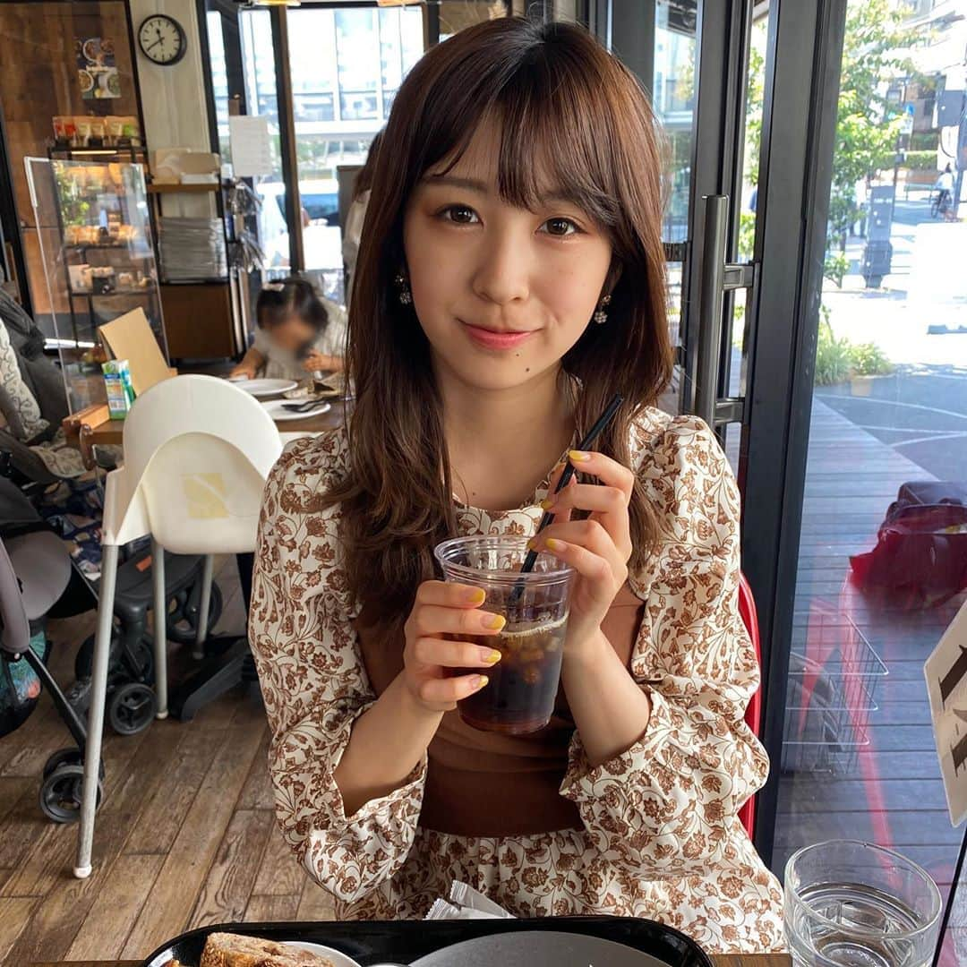 岡田美里さんのインスタグラム写真 - (岡田美里Instagram)「この前行ったベーカリーカフェ🍞 私はサラダ、友達はスープのセットを頼みました！ どちらもパンの盛り合わせがついていて、めっっっっっっちゃ美味しいです😭 他にもランチメニューたくさんあったし、販売しているパンも食べてみたいのでリピート確定です❣️ #ミス東大 #市ヶ谷カフェ」10月7日 21時48分 - okada__misato