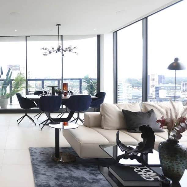 BoConceptさんのインスタグラム写真 - (BoConceptInstagram)「Searching for a friendly and flexible Interior Design Service? We can help.  Just ask the owners of this newly built penthouse in Sydney, beautifully orchestrated by our Interior Designer, Ryan from @boconceptsydney   There’s a design expert in your local store, who is ready to help you through consultations, measuring your home, creating mood boards, 3D visualisations and much more.   Find out how through link in bio.  #boconcept #liveekstraordinaer #interiordesign #danishdesign」10月7日 22時00分 - boconcept_official