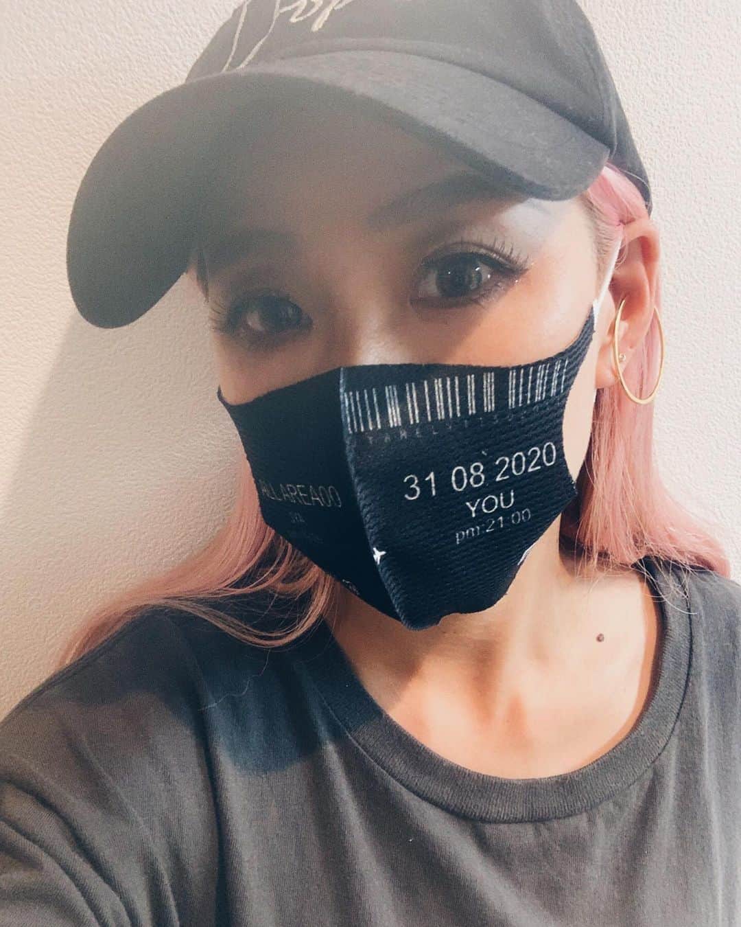 jyA-Me（ヤミー）のインスタグラム：「Did you already get my design mask? マスクGetしてくれてるみんなどうもありがとう🖤 デザインも可愛いんだけど、 このフィット感がたまらないでふ🖤 そしてやぁ〜っとピンクヘアーによみがえりました😭💖💖💖 藤沢の"Hair design ala”のりさん いつもありがとうございます🙏🏽✨ @hd.ala  #originalmask#オリジナルマスク #耳が疲れないマスク」