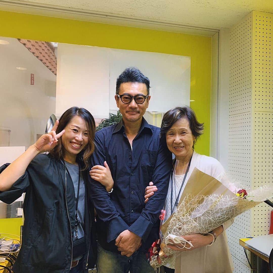 のインスタグラム：「お世話になっています、しゅうなんFMさんが開局17周年という事で駆けつけました。﻿ これからも、皆さんの地域発信に僕も力になれたらと思います。﻿ おめでとうございます！﻿ ﻿ #ラジオ #しゅうなんエフエム #開局17周年 #おめでとうございます #地域密着 #地域発信 #元木行哉」